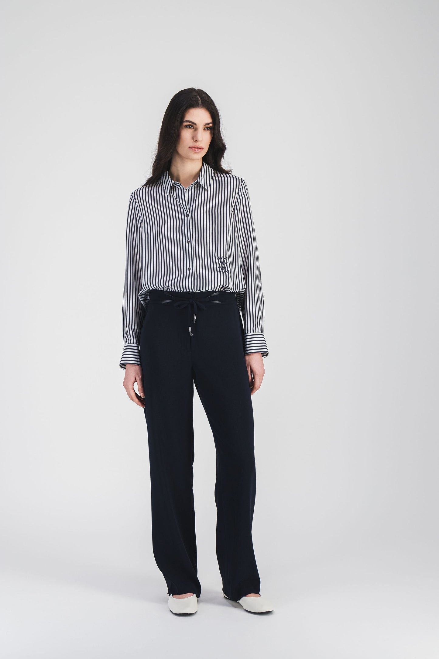 Pantalon fluide Apostrophe avec coupe droite et cordon en cuir ajustable, associé à une ceinture élastiquée pour un confort sur-mesure.