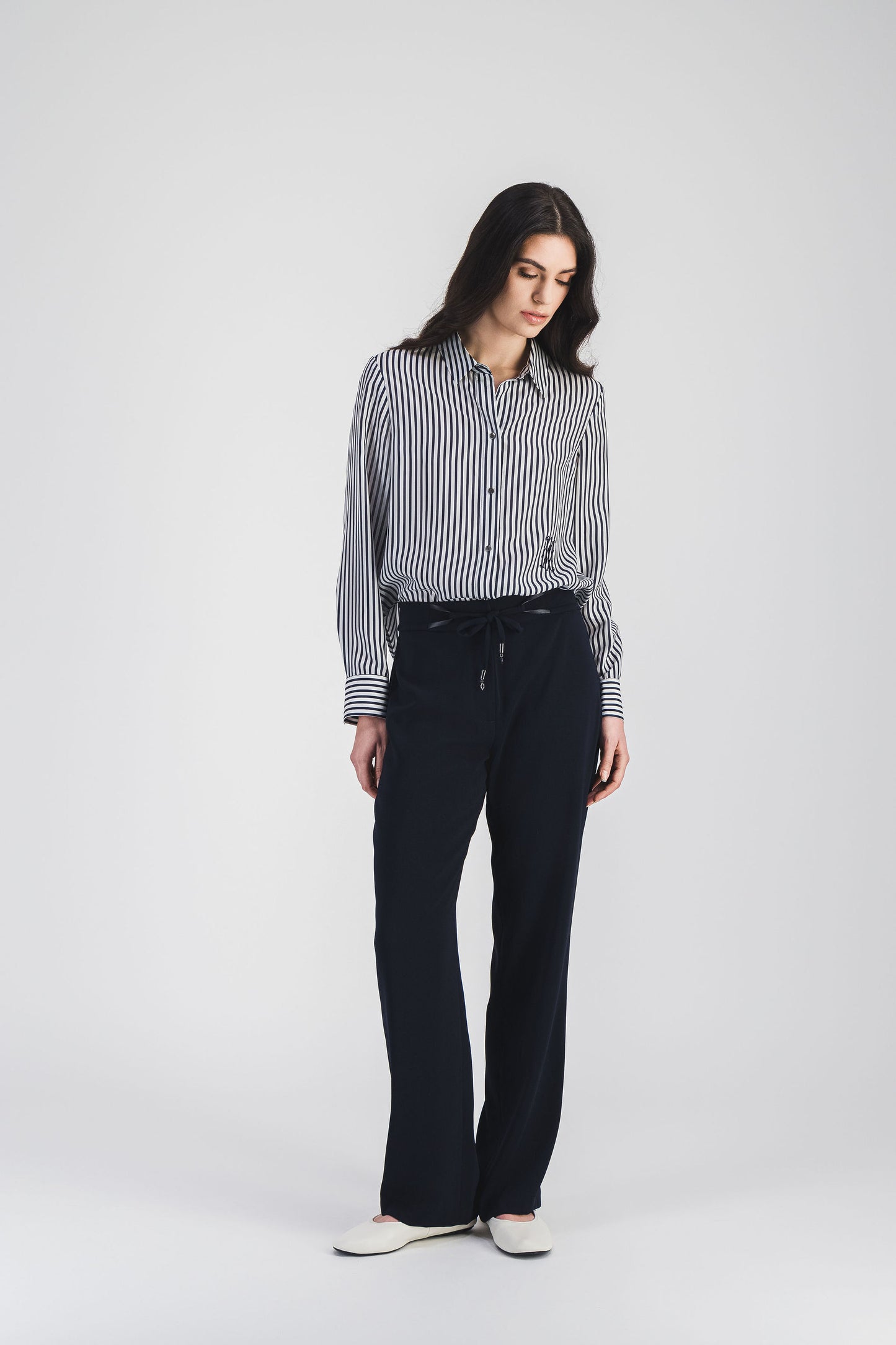 Pantalon droit fluide marine avec ceinture élastiquée et détails en cuir, pour une silhouette intemporelle.