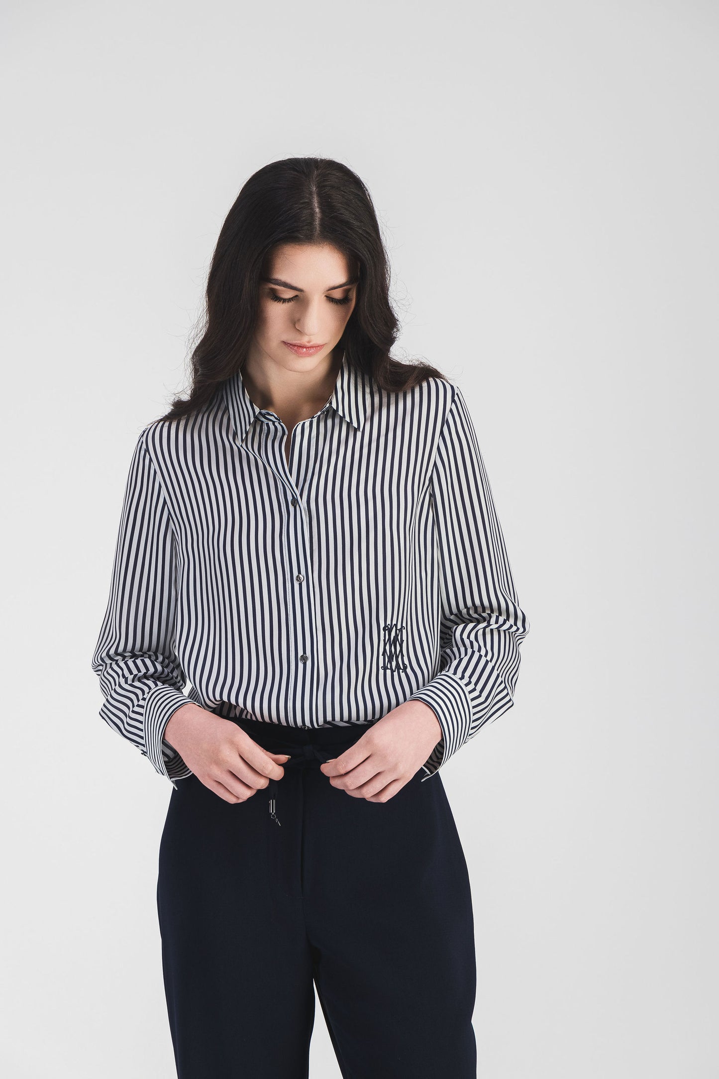 Pantalon chic marine avec ceinture élastiquée et cordon en cuir pour une coupe droite parfaite.