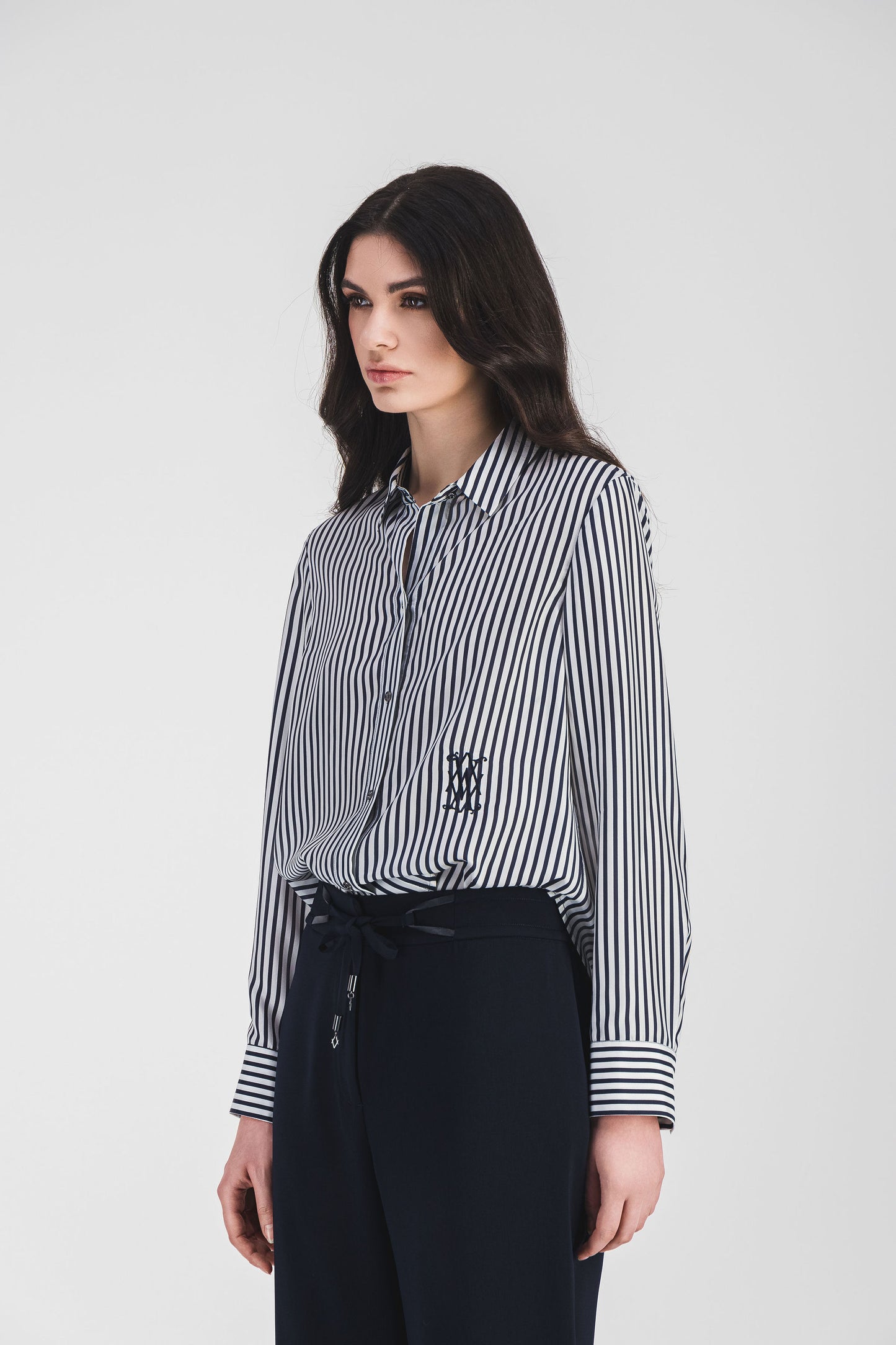 Cette chemise Apostrophe en soie marine à rayures graphiques, broderie ton sur ton et coupe moderne pour un look chic.