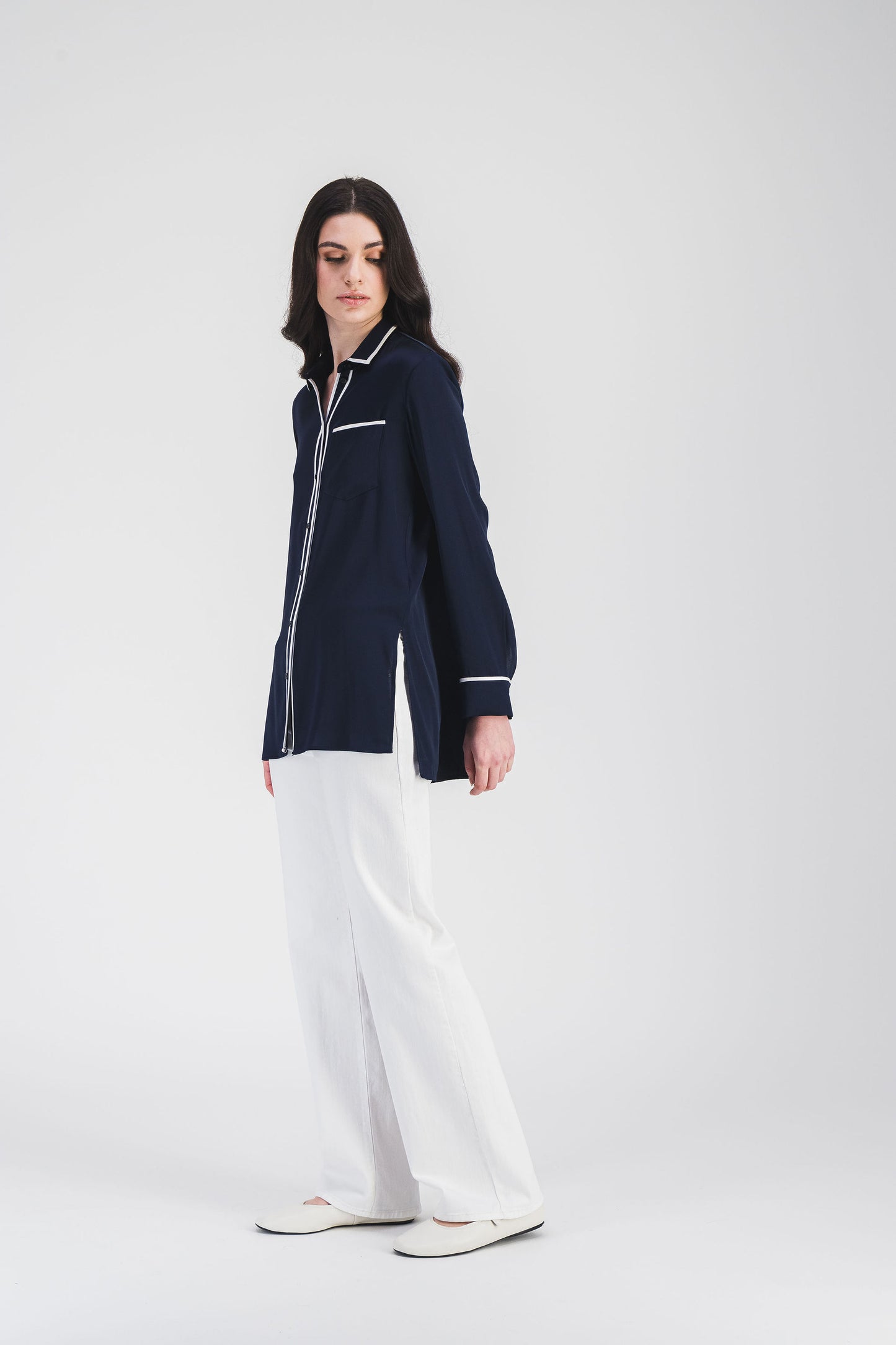Chemise homme à la coupe moderne, qui marie élégance et finesse avec des détails soignés.