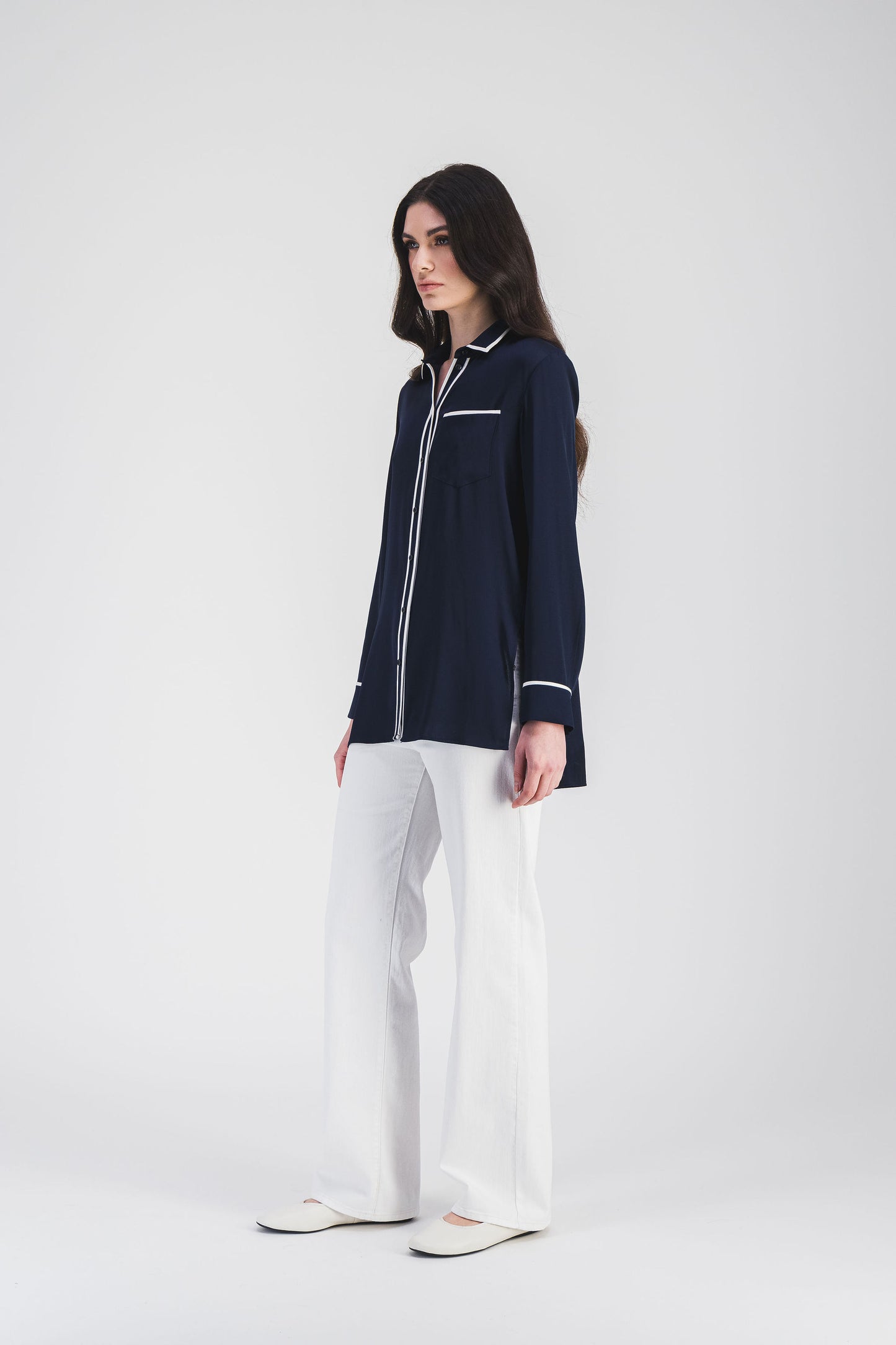 Cette chemise homme à la coupe moderne avec des détails soignés.