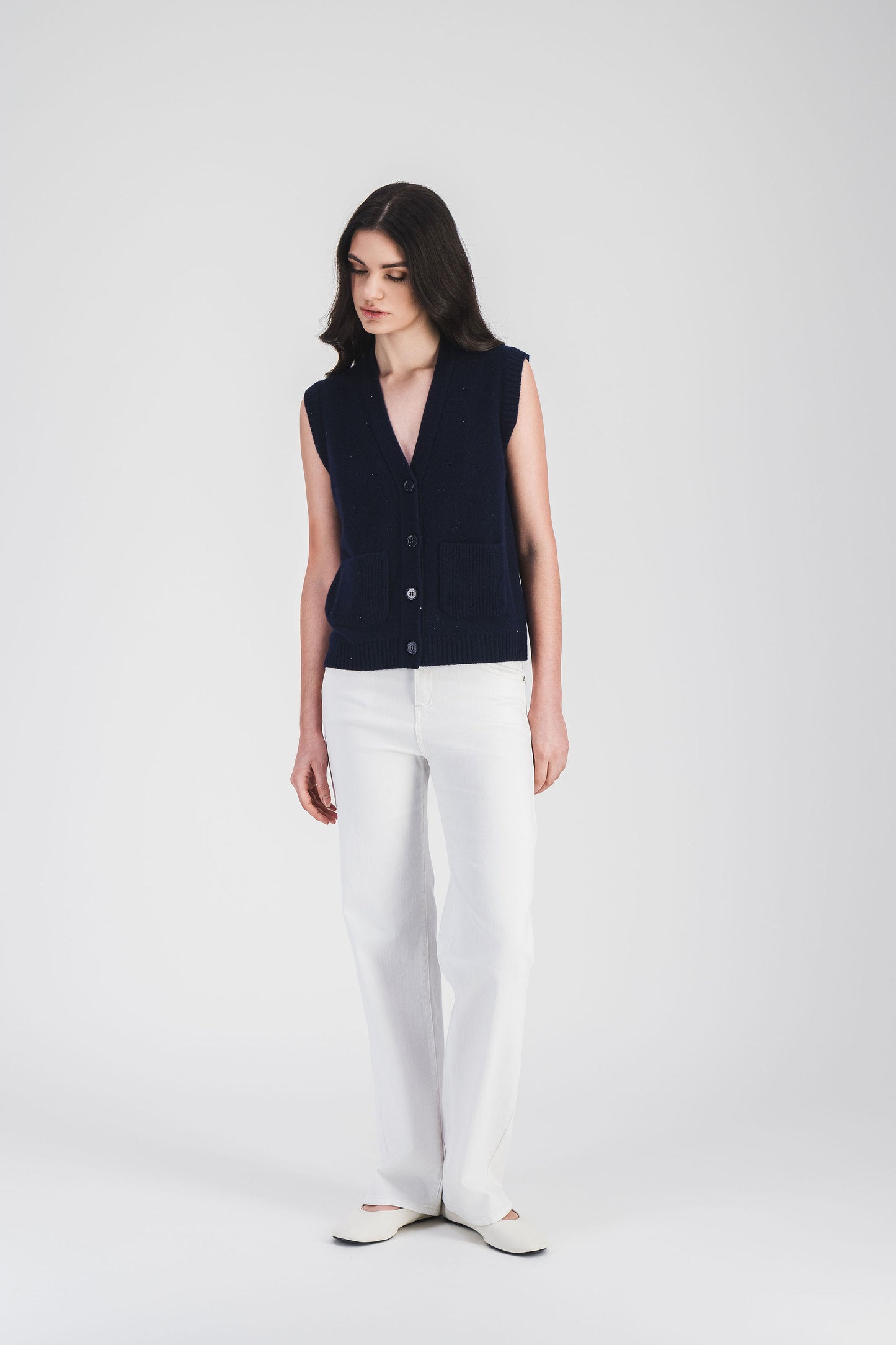 Gilet en cachemire marine, coupe droite et col V, subtilement orné de strass pour un look chic et contemporain.