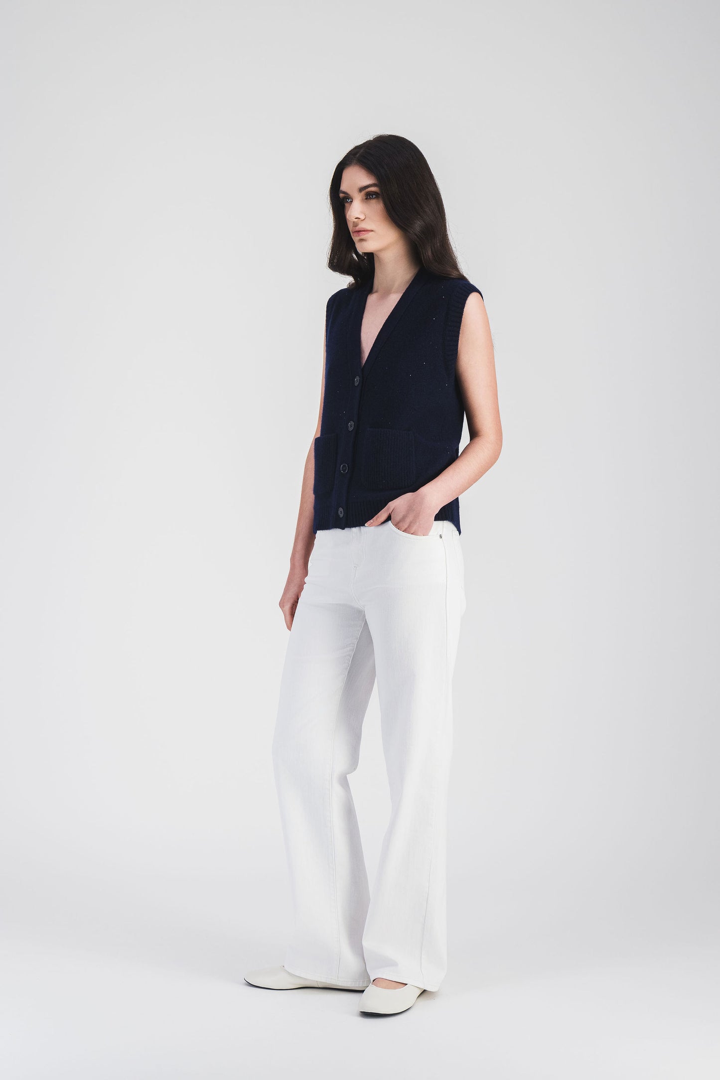 Élégant gilet en cachemire avec col V et incrustations de strass, offrant une coupe droite moderne et un fini raffiné.