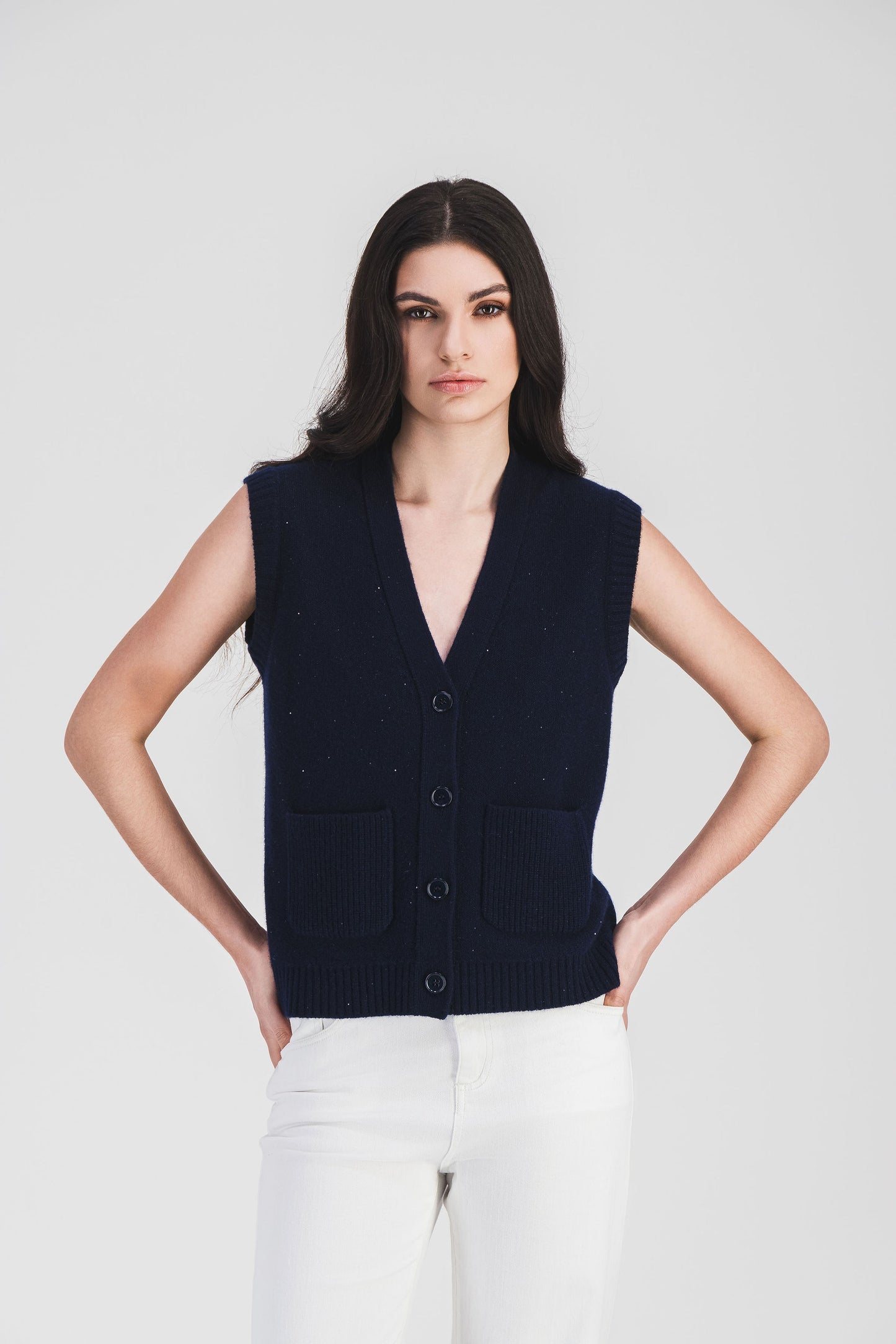 Gilet marine en cachemire, col V et strass délicats, alliant confort et modernité pour un look sophistiqué.