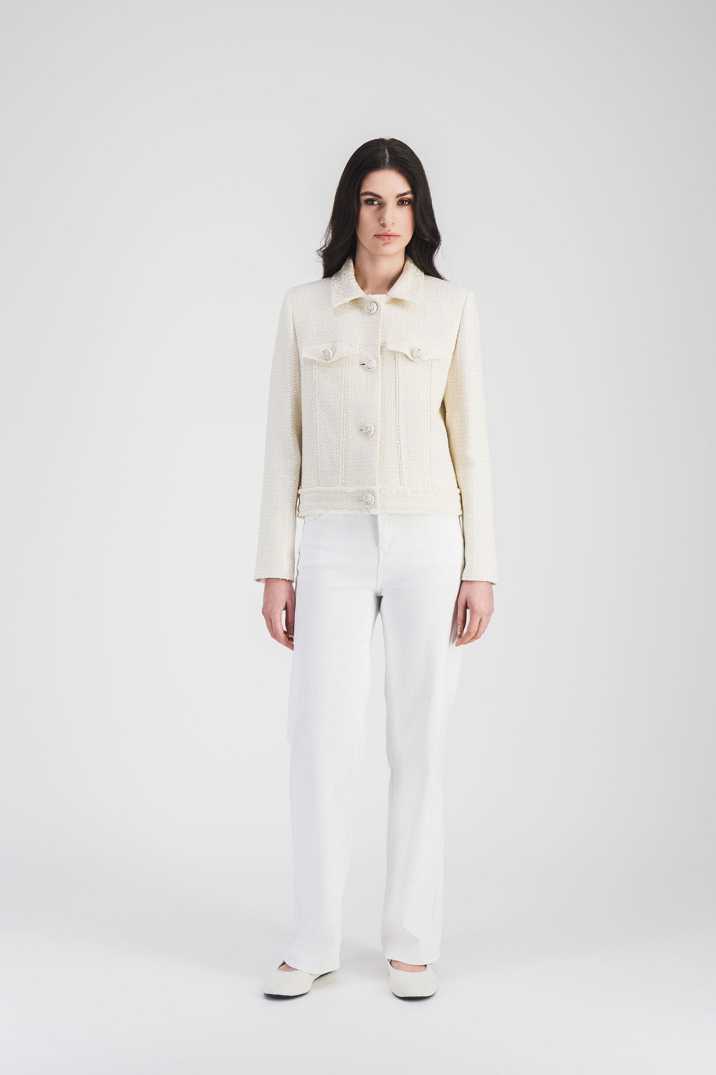 Jean blanc long en coton stretch, coupe slim fit et taille mi-haute, associant élégance urbaine.