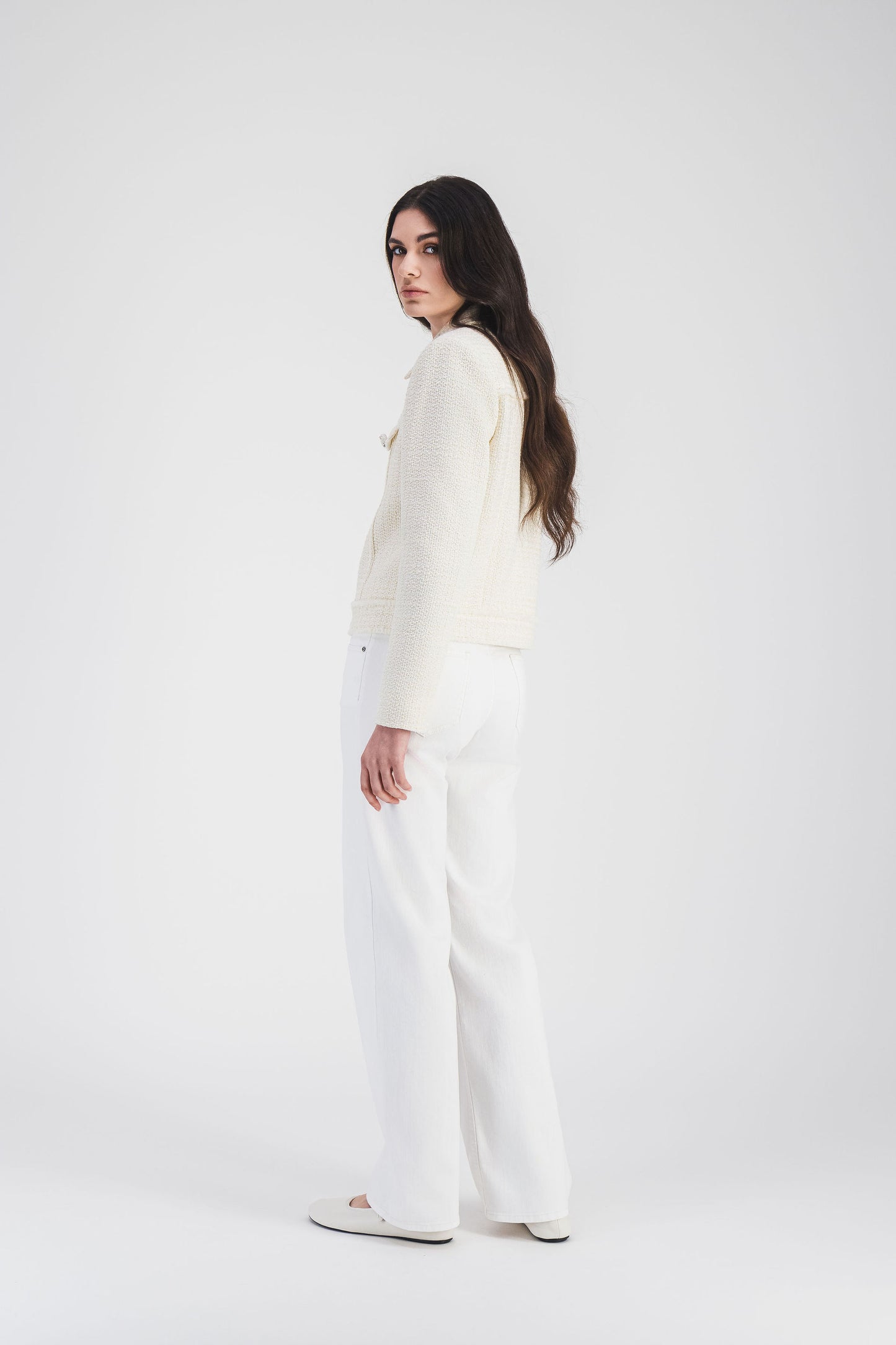 Silhouette épurée avec ce jean blanc long en coton stretch, coupe slim fit et taille mi-haute, alliant confort et élégance moderne.