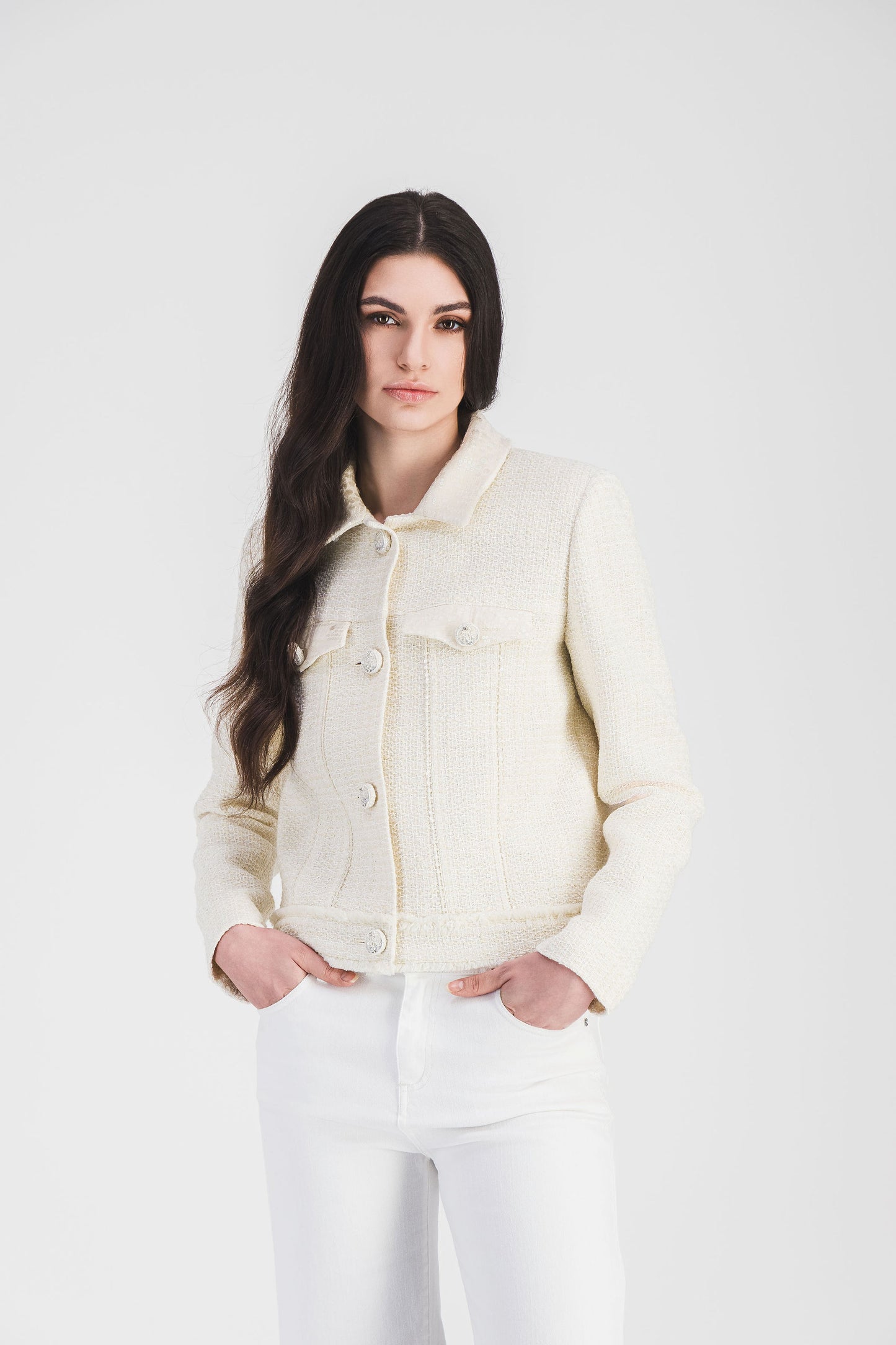 Veste en tweed blanc cassé, ornée de sequins subtils et de boutons brodés.