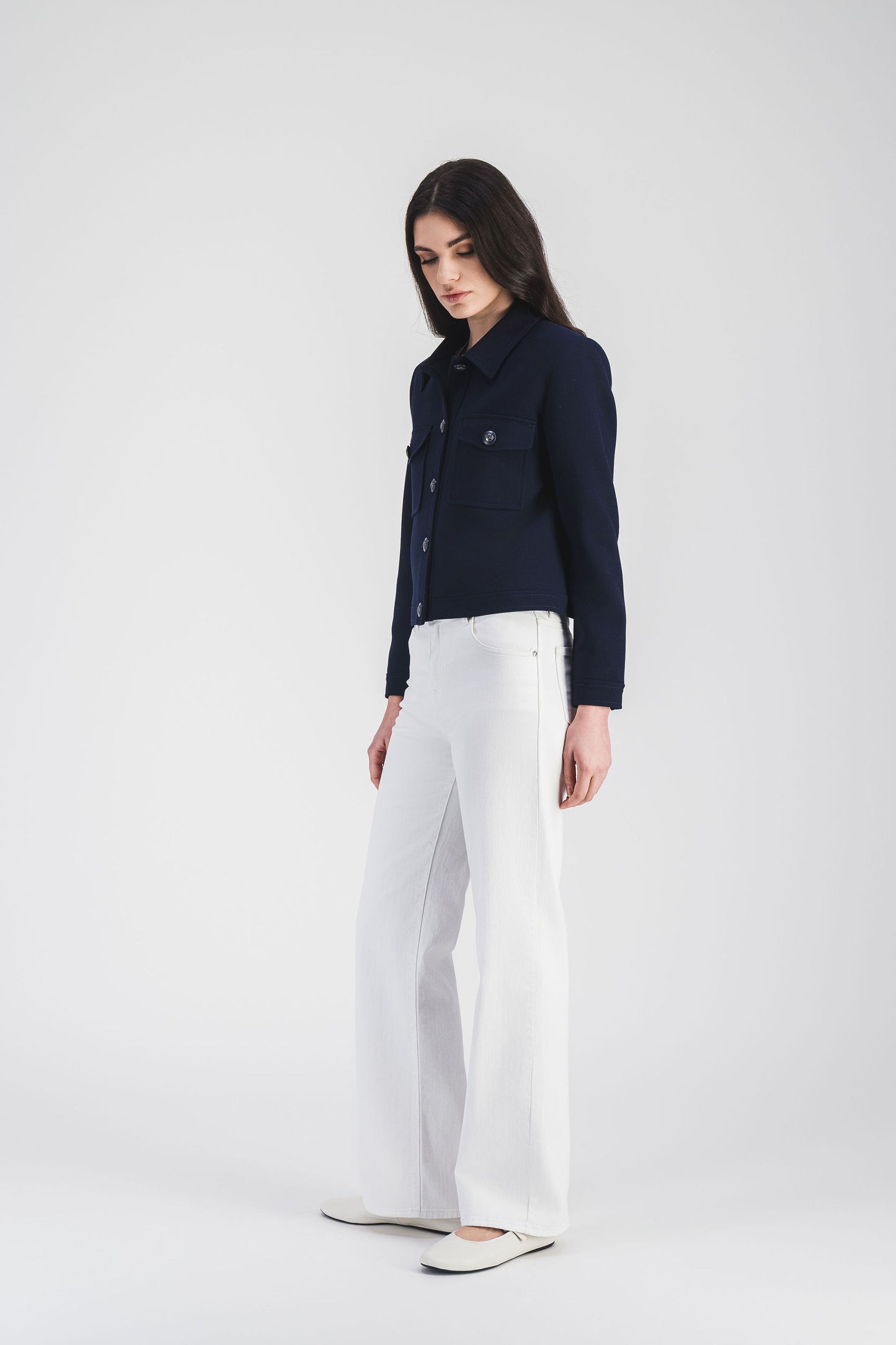 veste moderne marine associe un col chemise intemporel, des poches plaquées et un bouton militaire distinctif.