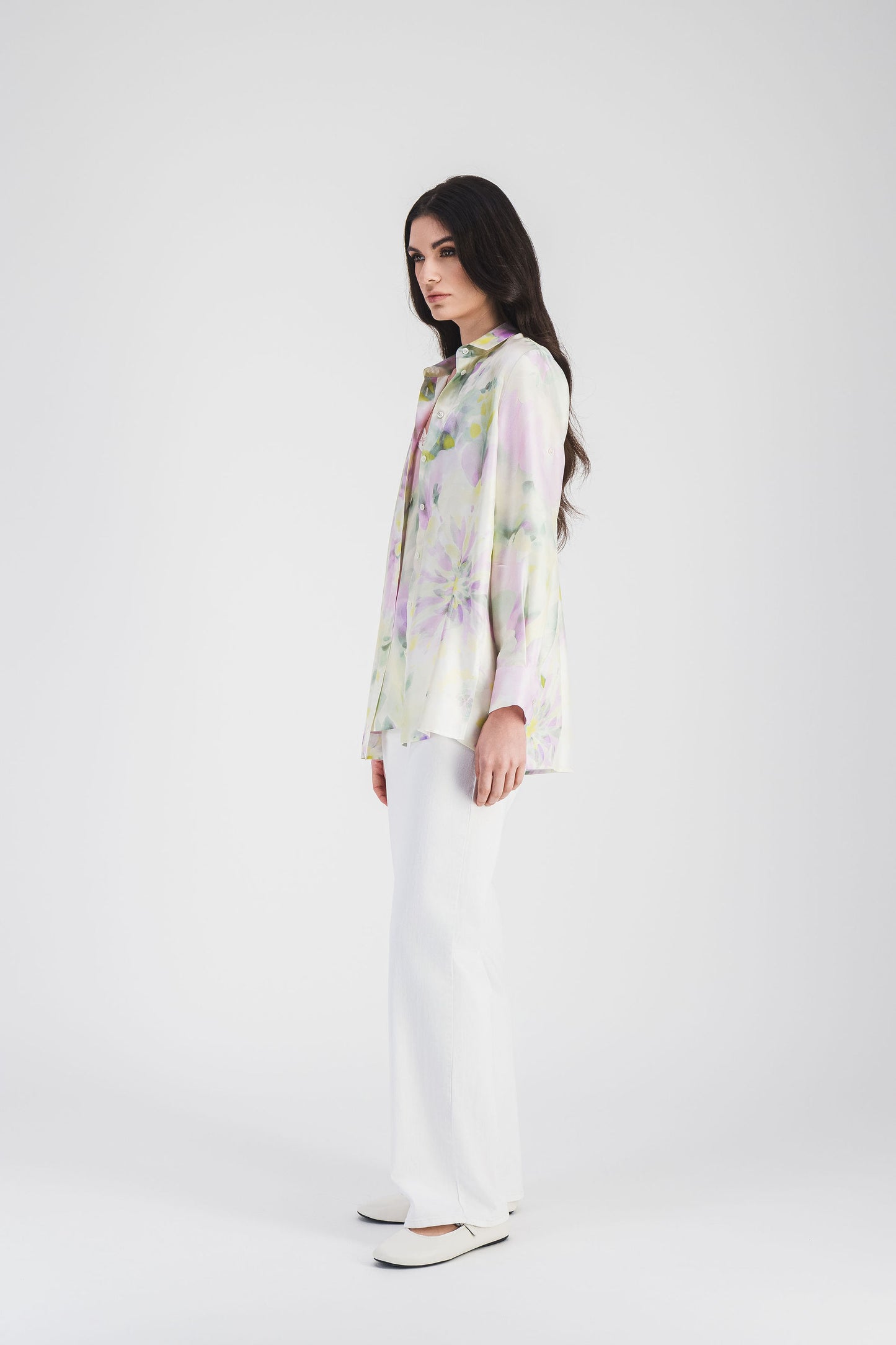Cette chemise en soie fluide avec son imprimé vert d'eau délicat et son col classique offre une silhouette élégante et légère.