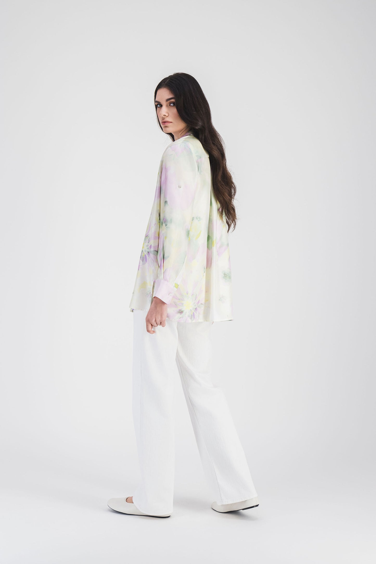 Imprimé vert d'eau et coupe fluide, cette chemise en soie légère ajoute une touche douce et élégante à votre garde-robe.