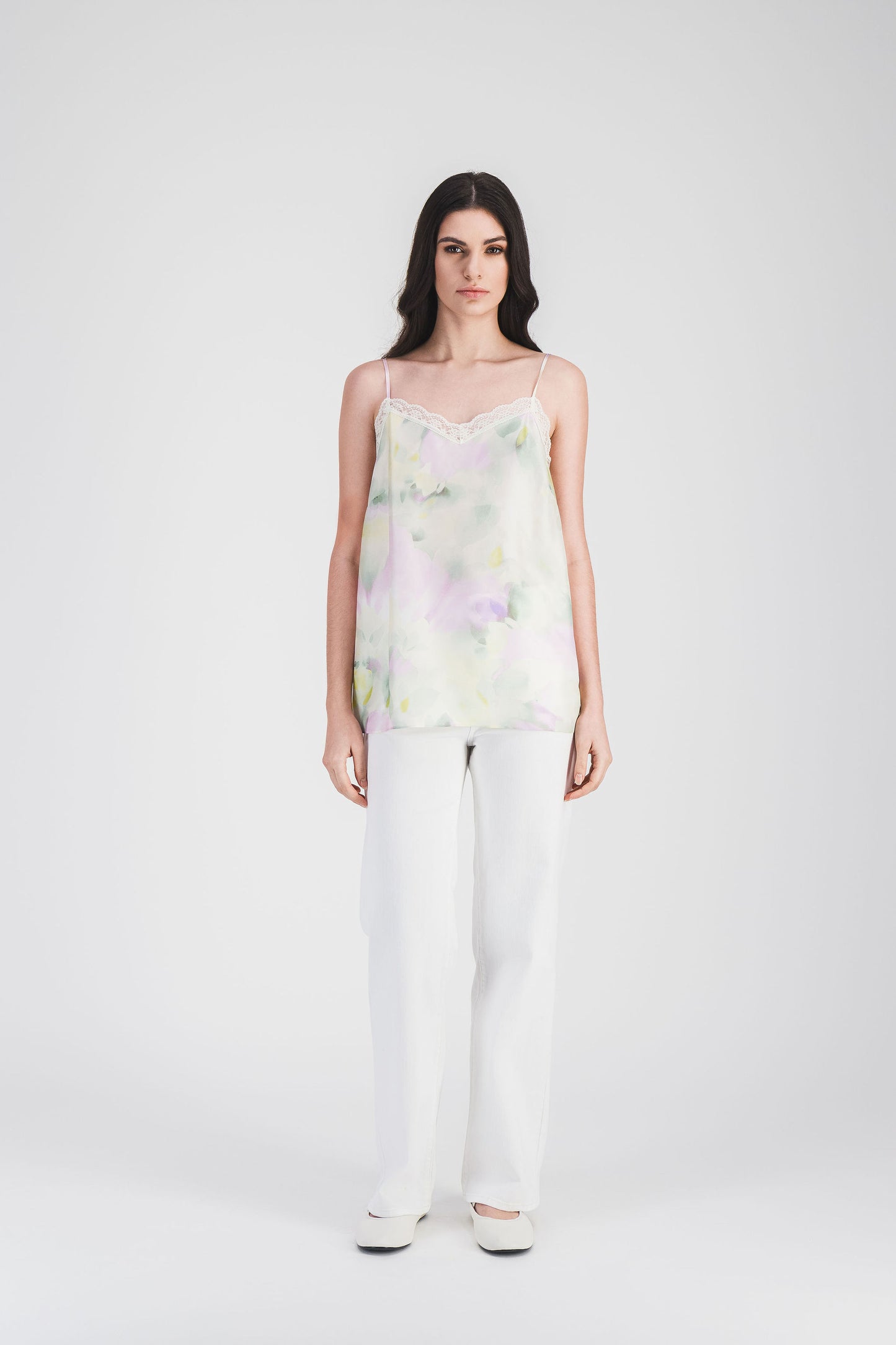Ce top en soie vert d'eau, doté de fines bretelles ajustables et d'un décolleté en V, ajoute élégance et féminité à votre look.