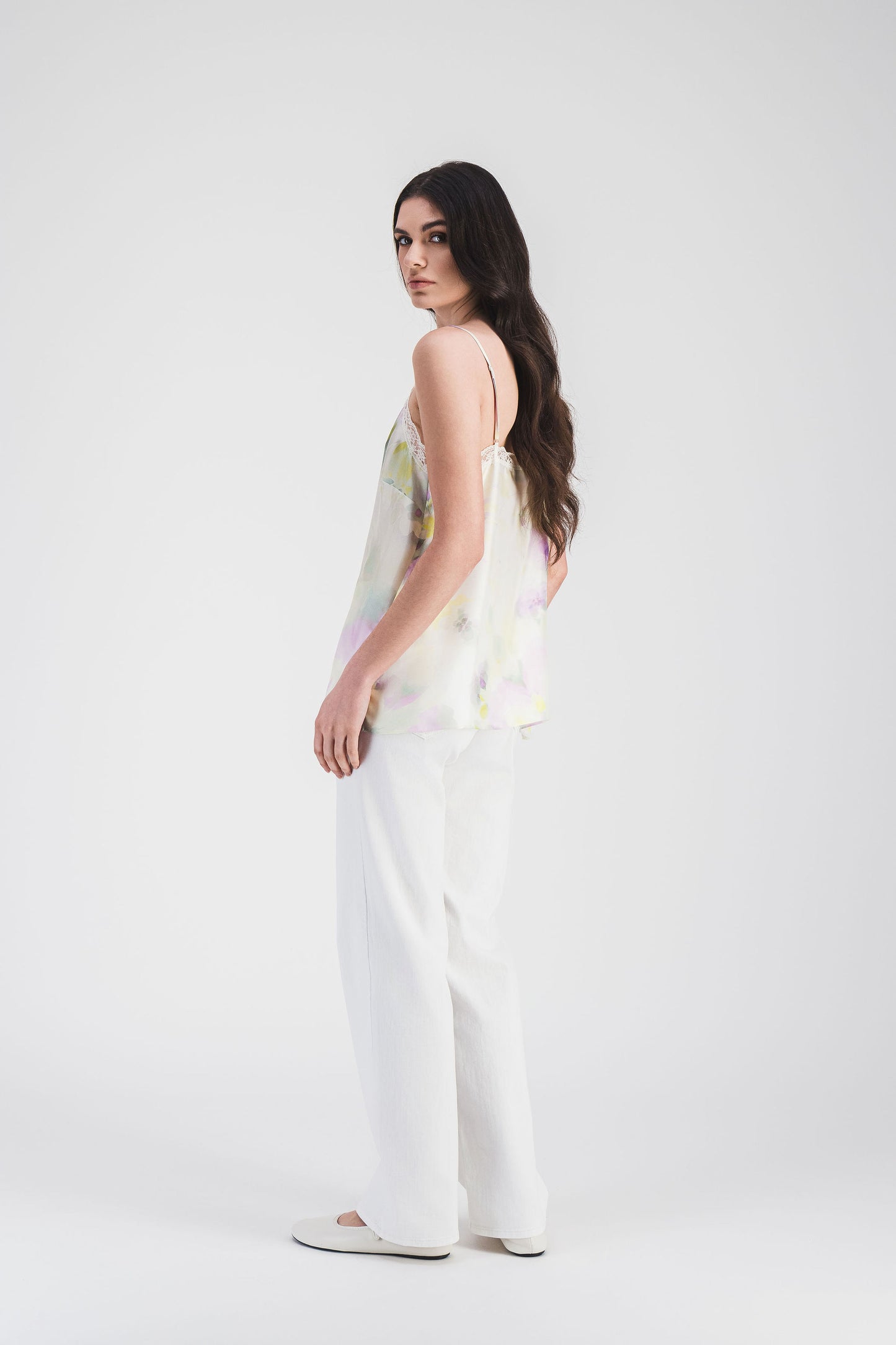 Top en soie vert d'eau léger, avec dentelle raffinée et décolleté en V, apportant une touche de sophistication féminine.