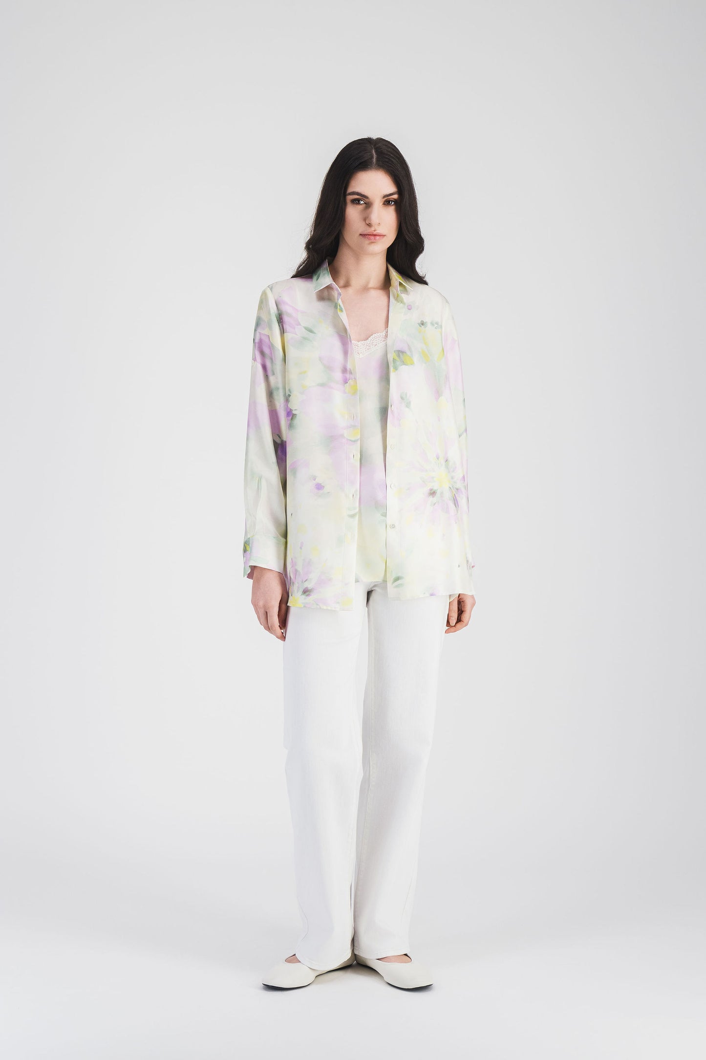 Chemise en soie fluide, à l’imprimé subtil vert d’eau, parfaite pour un style élégant et doux qui allie confort et raffinement.