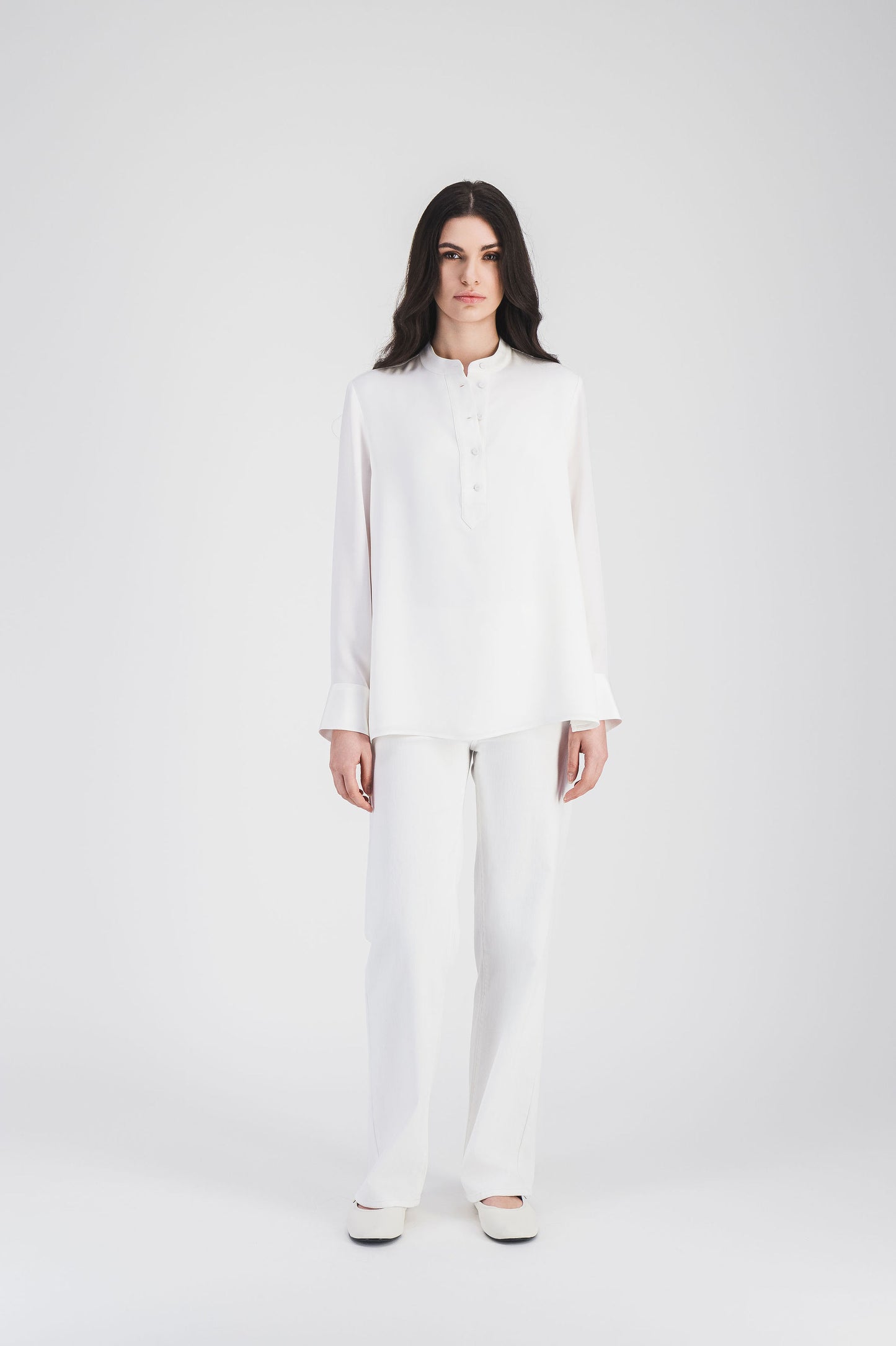 Confort et sophistication se rencontrent dans cette chemise en soie avec col mao, idéale pour des tenues habillées ou décontractées.