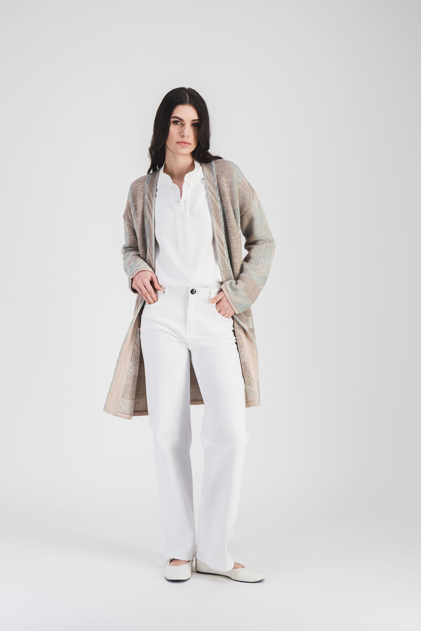 Manteau kimono en laine mérinos, col V profond et détails en point plaid, pour un look chic, confortable et moderne.