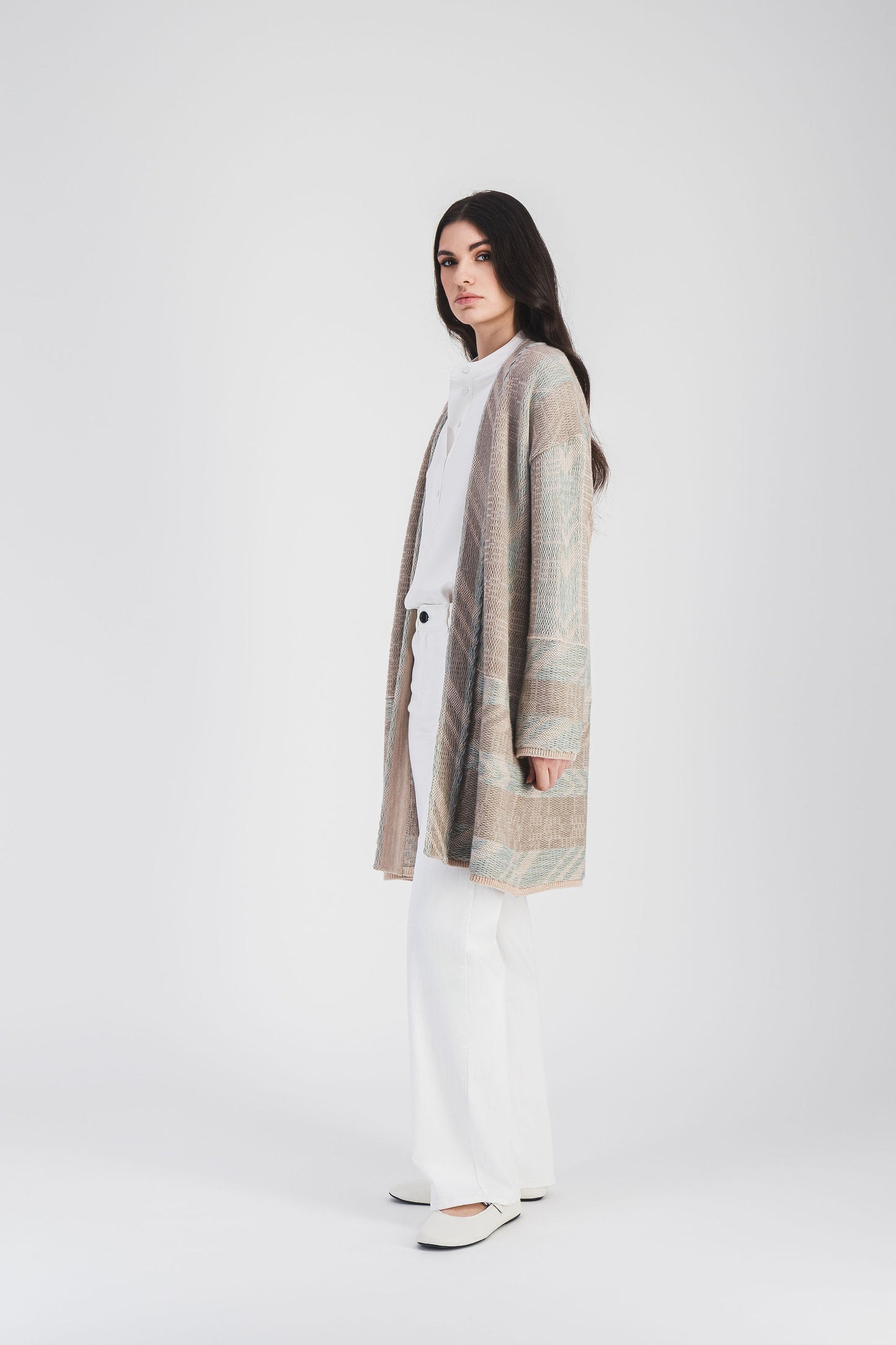 Confort et élégance se rencontrent dans ce manteau kimono en laine mérinos avec col en V et détails en point plaid.