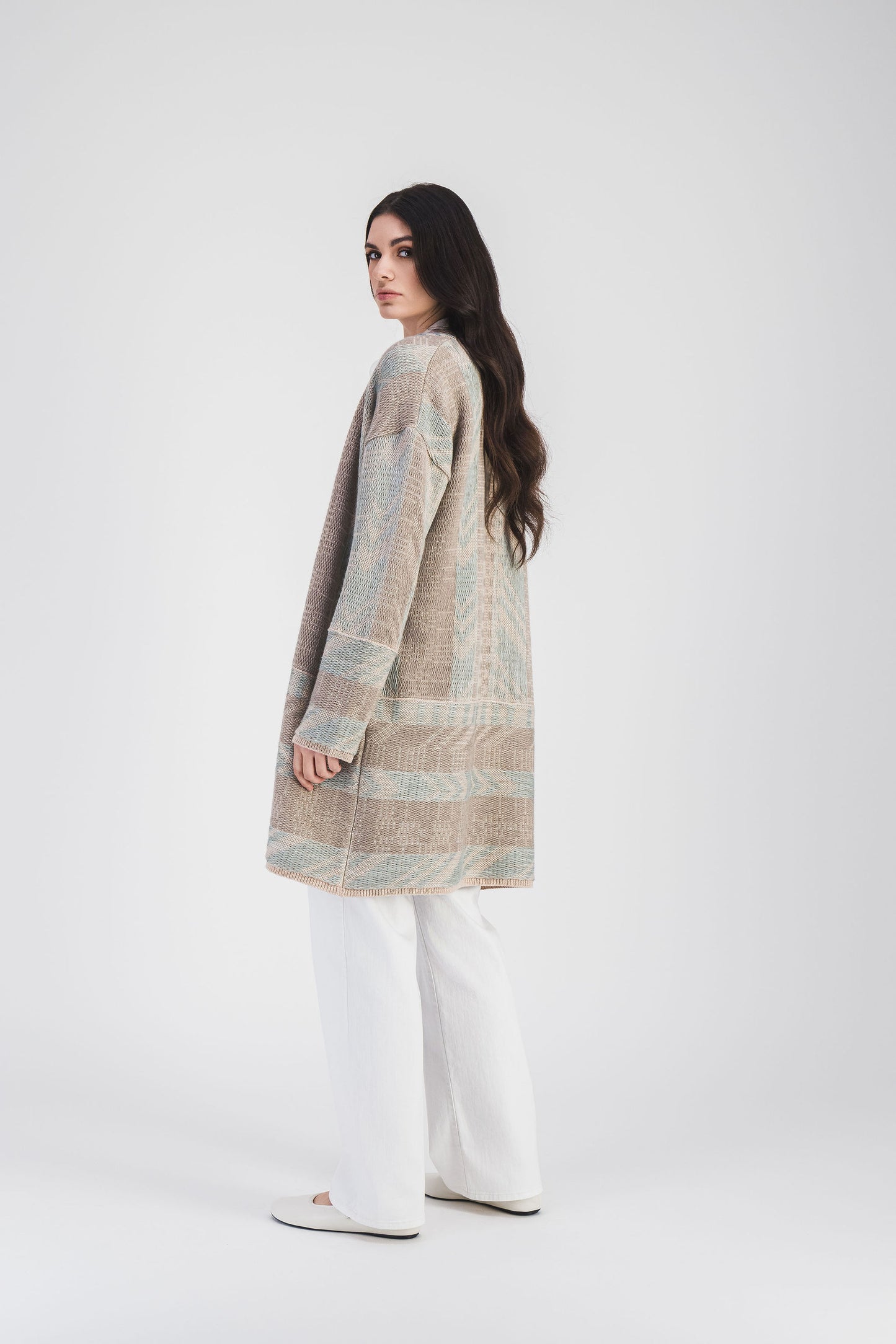 Manteau kimono en laine mérinos, col en V et finitions côtelées, une pièce moderne et chic pour les journées fraîches.