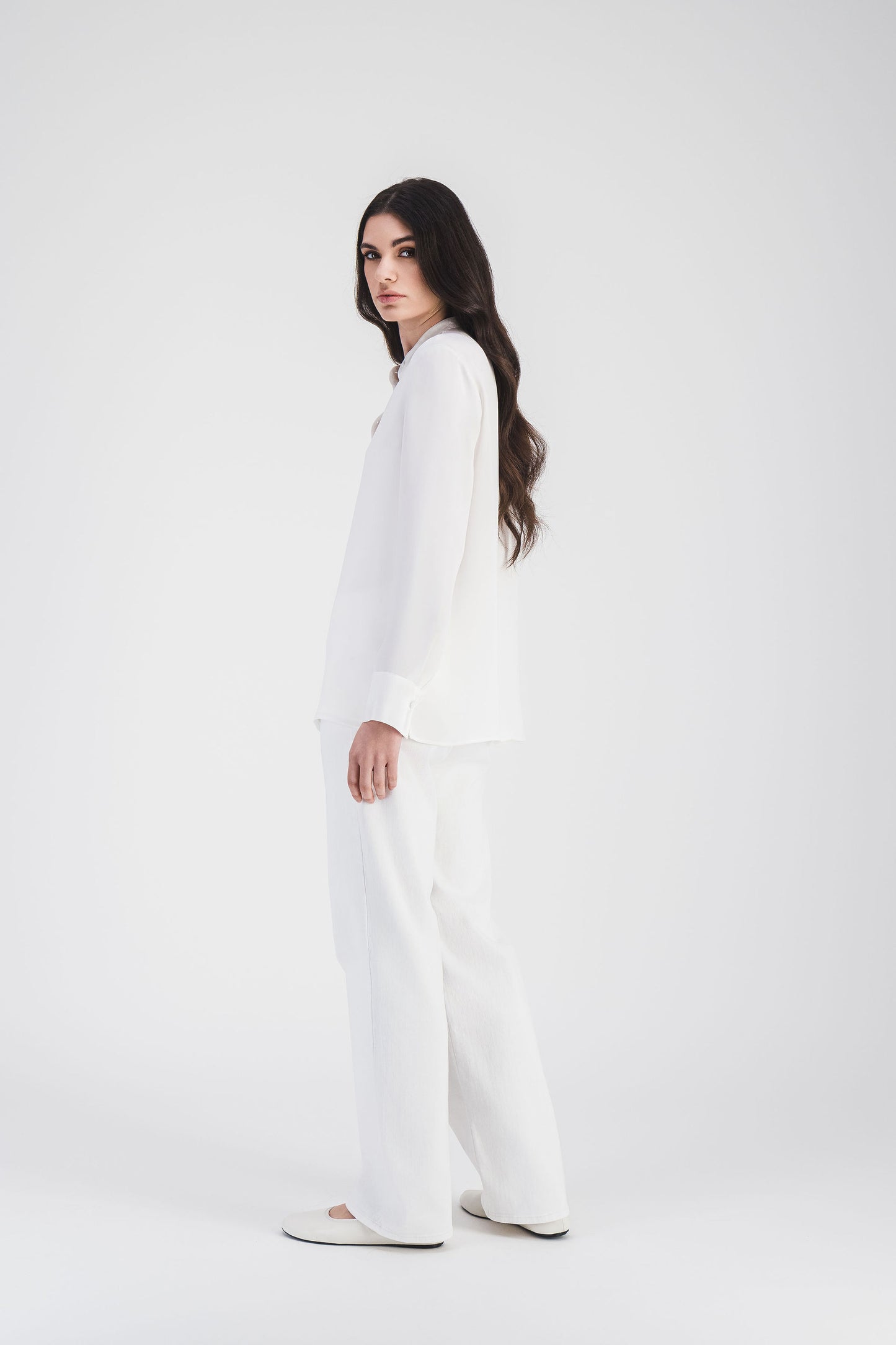 Chemise ample en soie crêpe, avec col mao et boutons discrets, parfaite pour un look chic en toutes occasions.