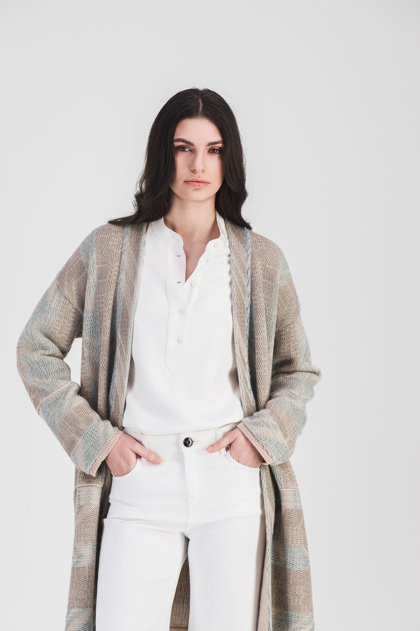 Ce manteau en laine mérinos style kimono offre confort et modernité avec son col en V profond et ses finitions soignées.