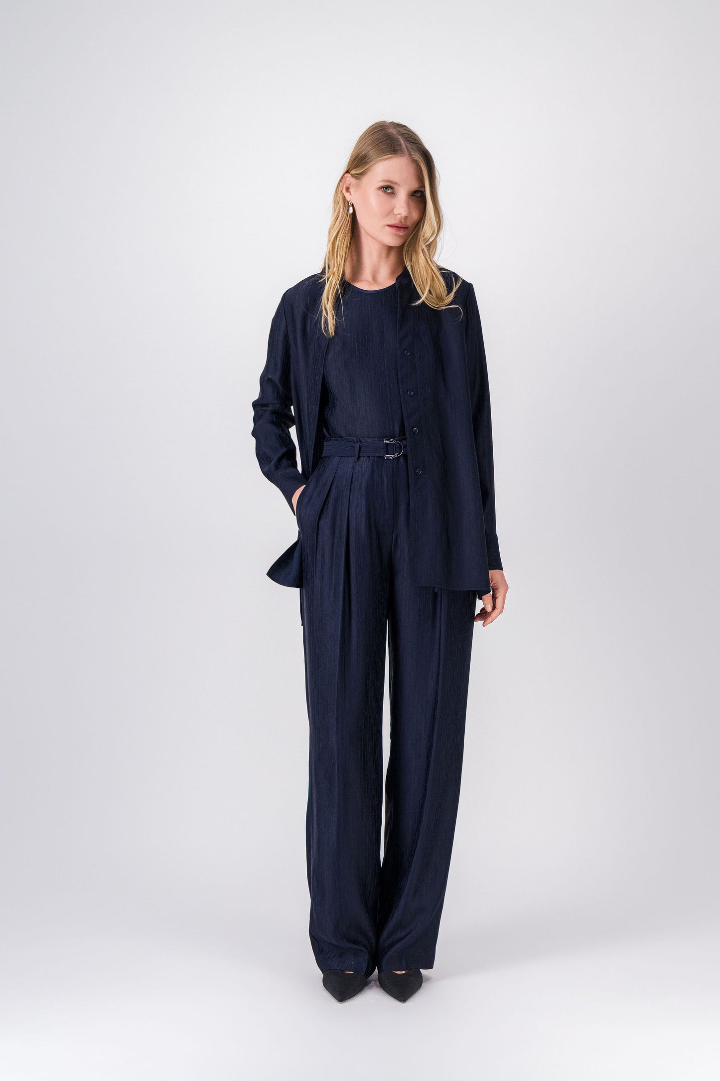 Pantalon marine à coupe droite et taille ceinturée, parfait pour un style chic et soigné.