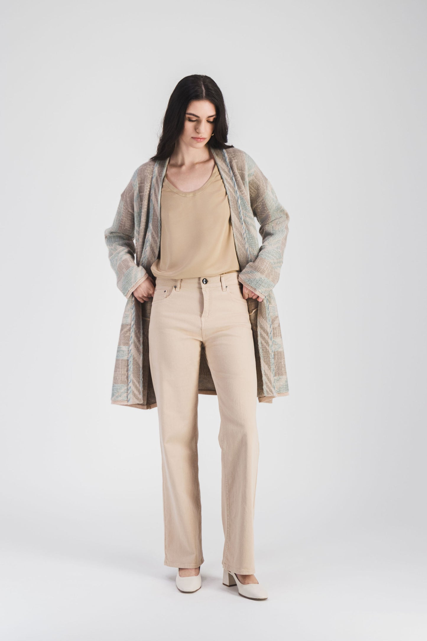 Pantalon Apostrophe beige en coton stretch, coupe droite flatteuse, idéal pour une tenue élégante et polyvalente.