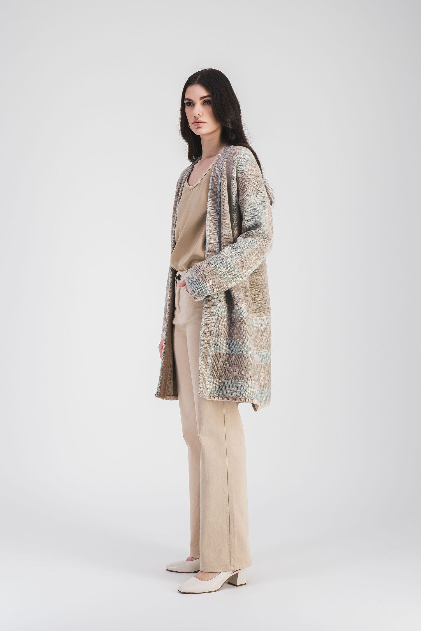 Manteau en laine mérinos avec col V et détails en point plaid, parfait pour un look élégant, confortable et décontracté.