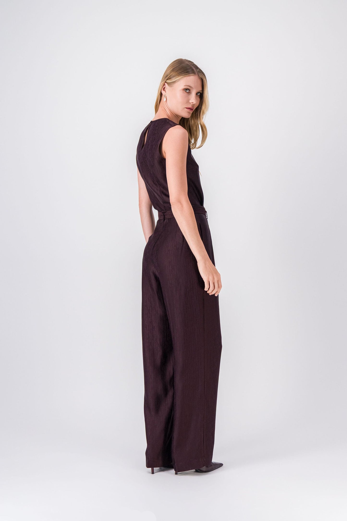 Pantalon grenat, coupe droite et teinte automnale, parfait pour un look sophistiqué.