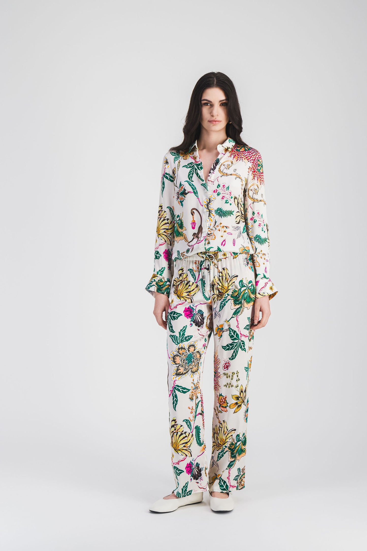 Pantalon ample en satin de soie, imprimé floral et taille élastiquée, parfait pour une silhouette fluide et un confort optimal.