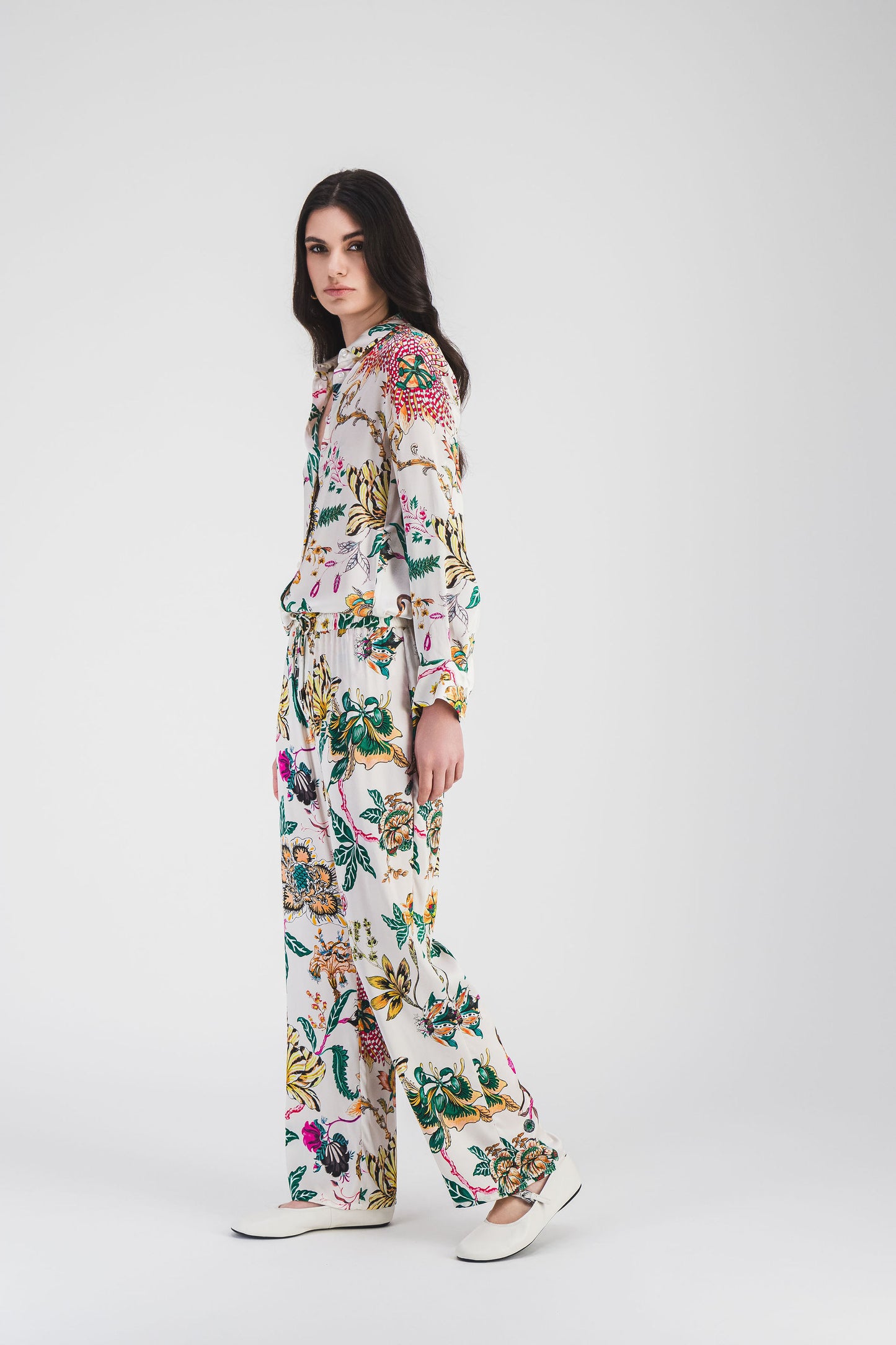 Ce pantalon fluide en satin de soie avec imprimé floral et taille élastiquée assure confort et élégance pour une allure décontractée.