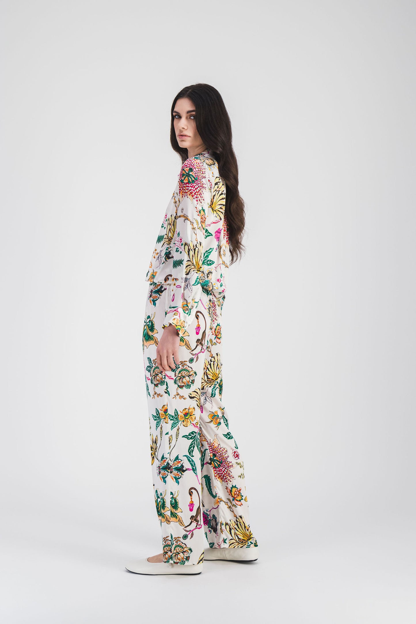 Pantalon fluide en satin de soie, taille élastiquée et imprimé floral pour un look chic, élégant et décontracté.