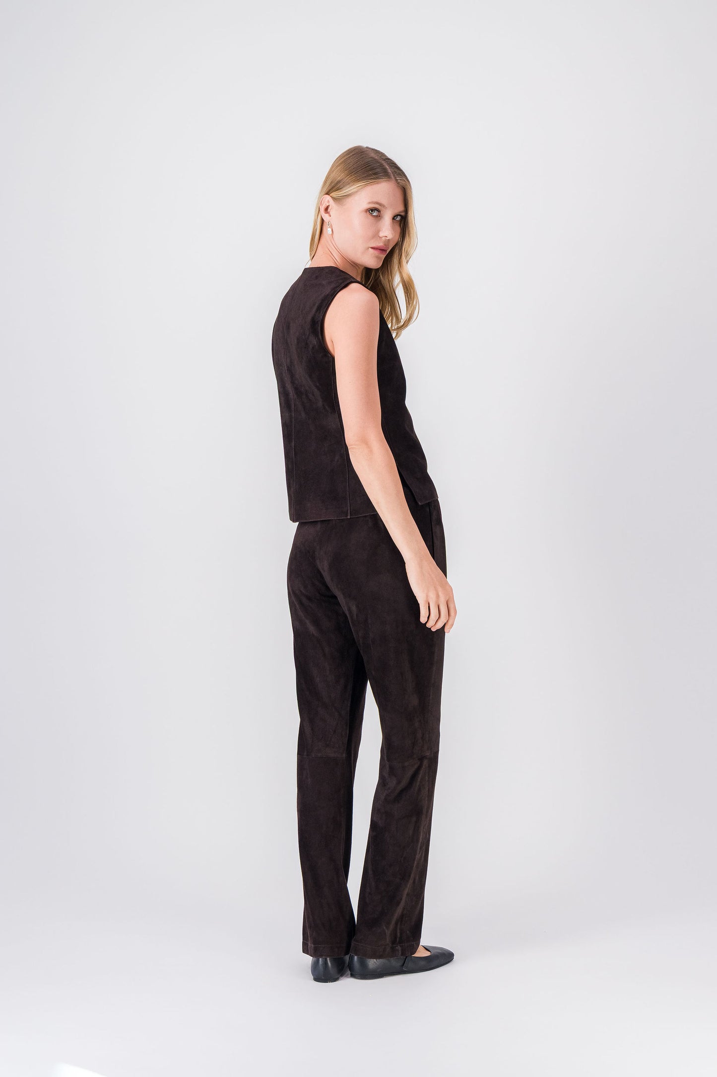 Pantalon ébène en daim, style chic et moderne, confortable et élégant au quotidien.