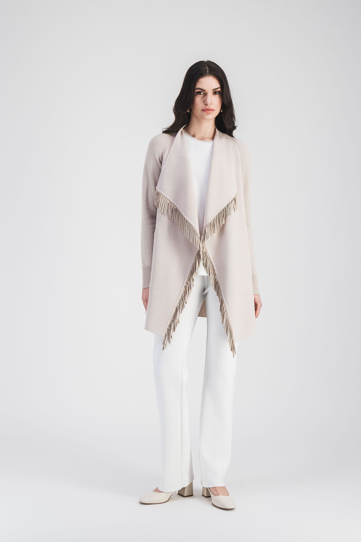 Élégant et chic, ce manteau bi-matière en béton se distingue par son col fluide et ses franges décoratives.