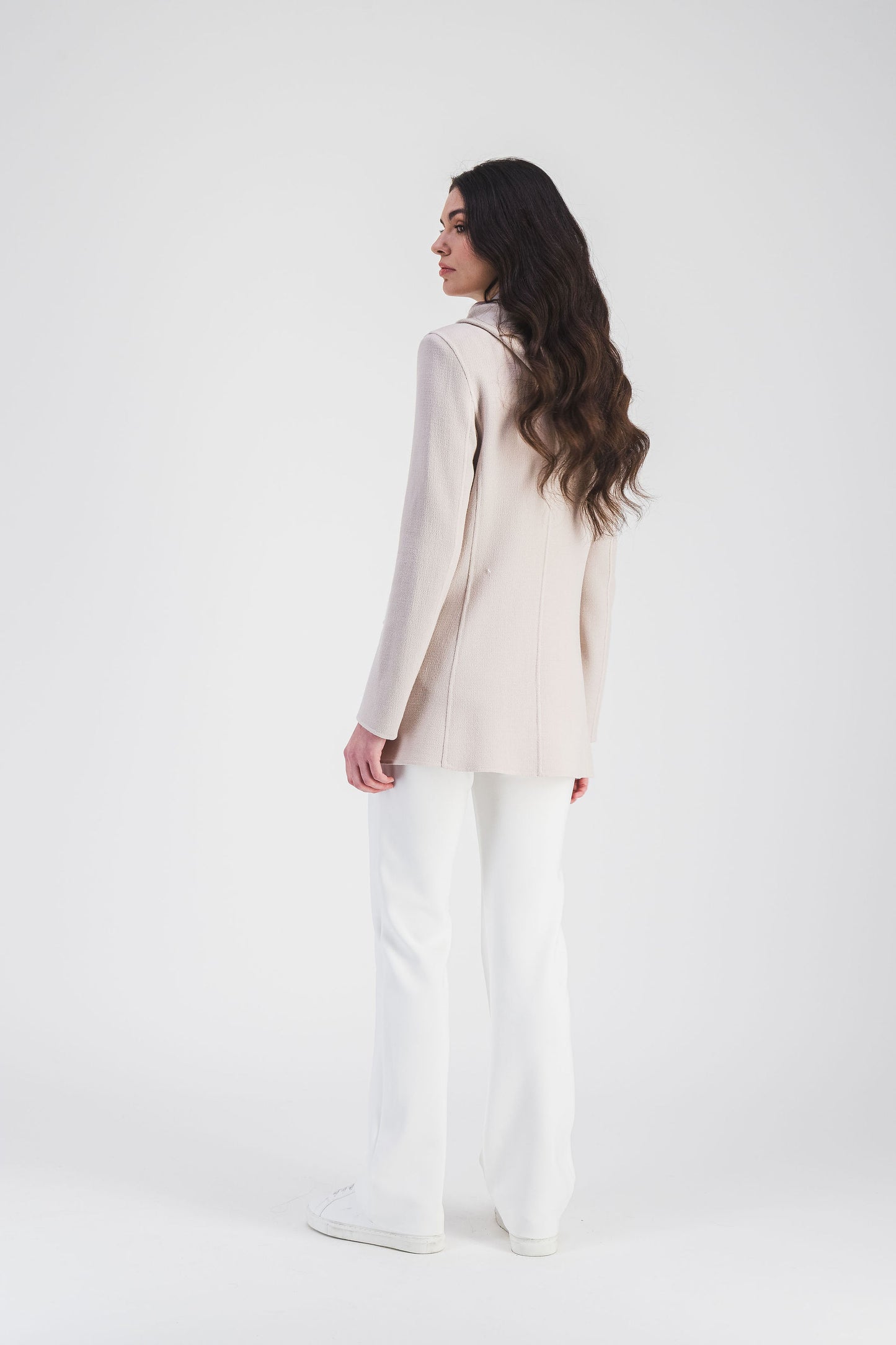 Blazer trompe-l'œil beton avec capuche amovible, daim et lurex, une pièce luxueuse qui associe élégance et décontraction.