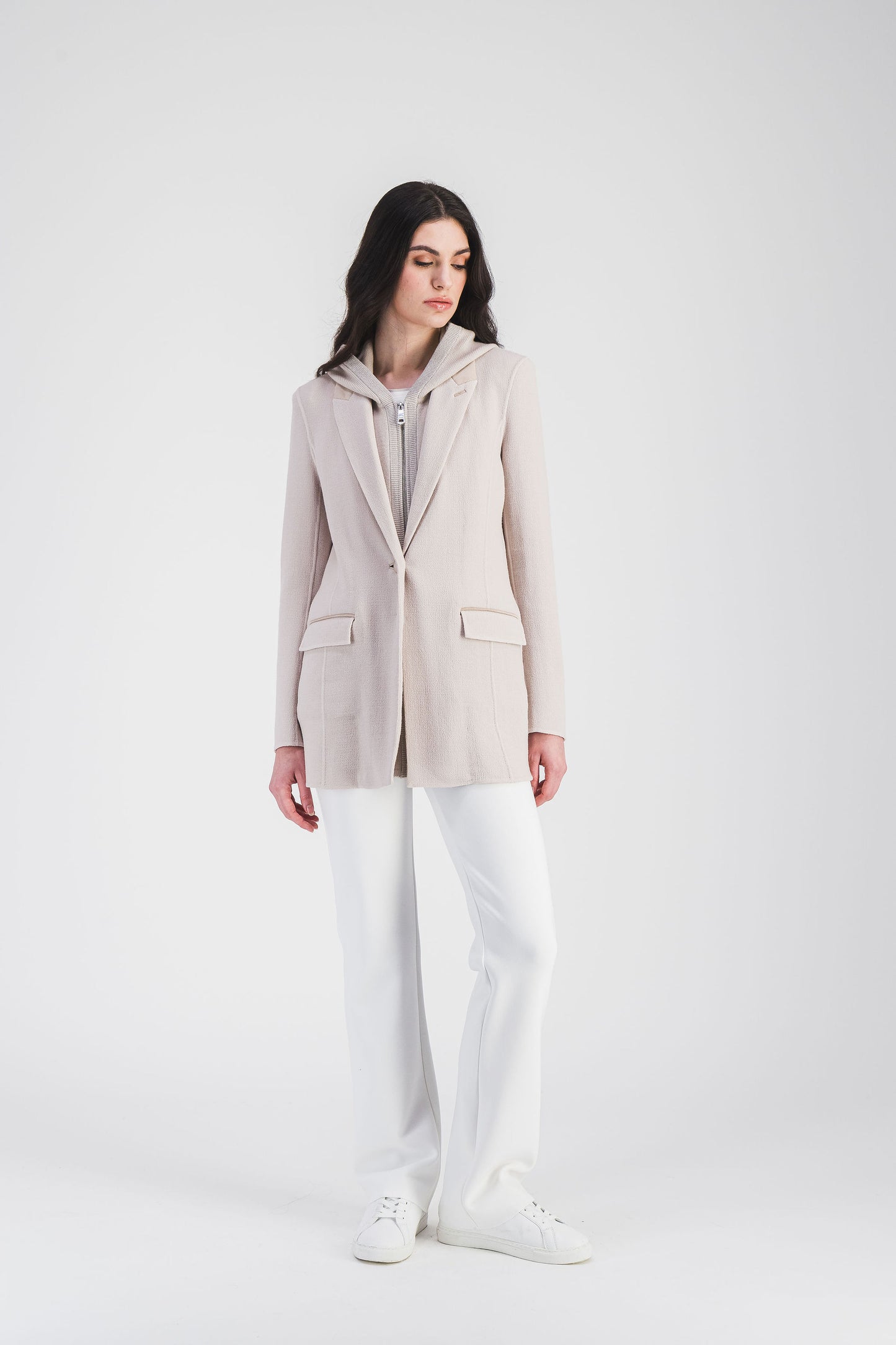 Blazer beton cintre avec plastron intérieur amovible et capuche en maille, combinant luxe et originalité pour un style raffine.