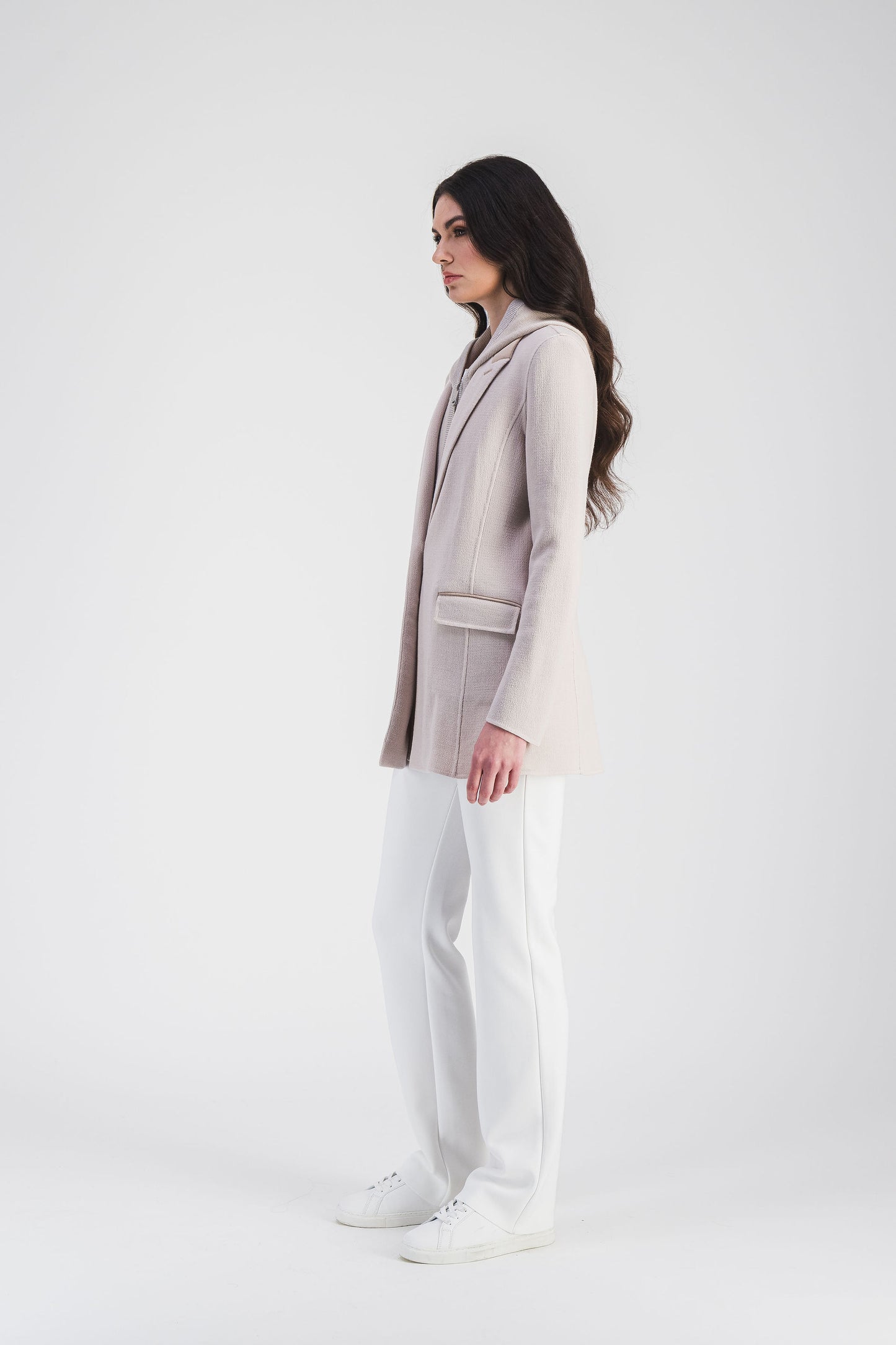Ce blazer trompe-l'œil beton crée une silhouette raffinée, avec capuche amovible et détails en daim pour un style unique.