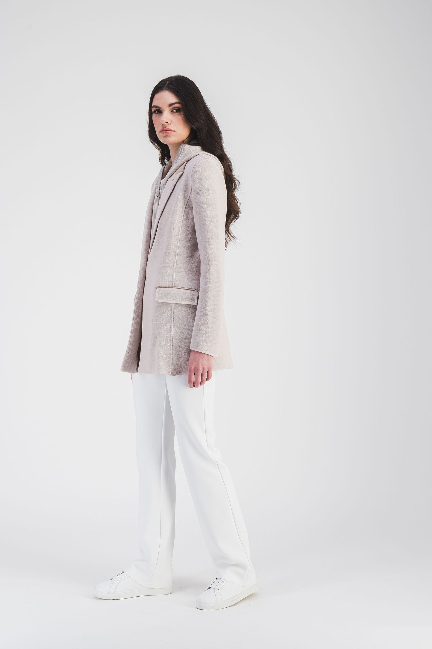 Avec sa coupe cintrée et sa capuche amovible, ce blazer beton en daim et lurex offre un look a la fois moderne et sophistique.