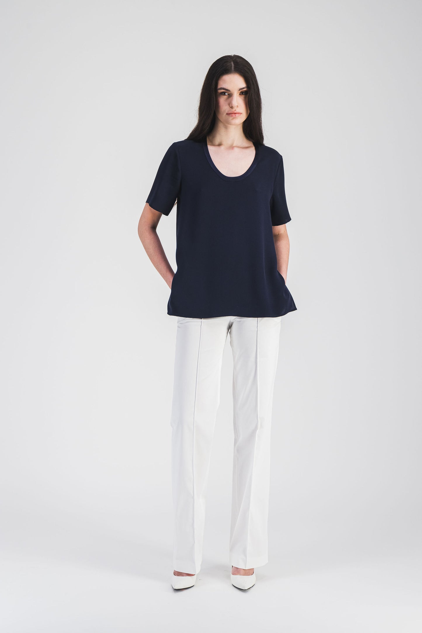 Blouse fluide en soie marine avec col rond et finitions satinées, pour un look minimaliste et raffiné.