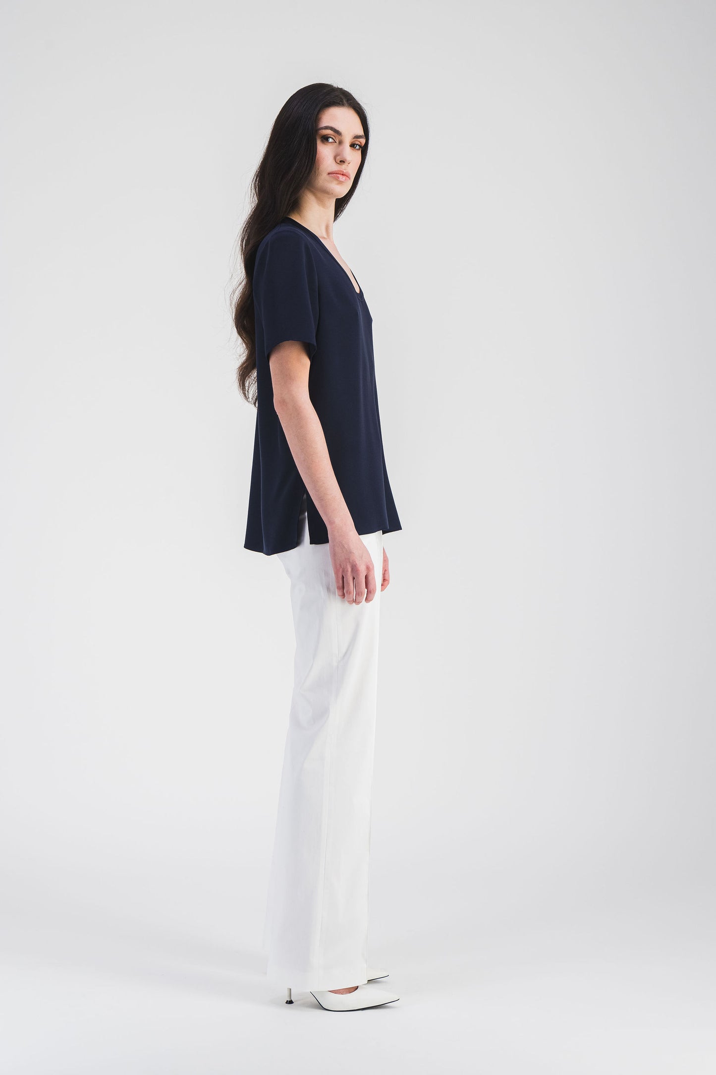 Élégante blouse en soie marine, coupe fluide et col arrondi, idéale pour une silhouette sophistiquée et légère