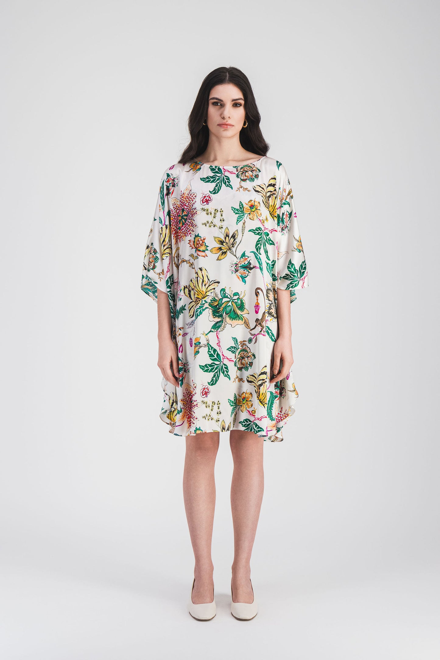 Robe légère à motifs tropicaux, offrant une coupe ample et un confort parfait pour les journées d'été.