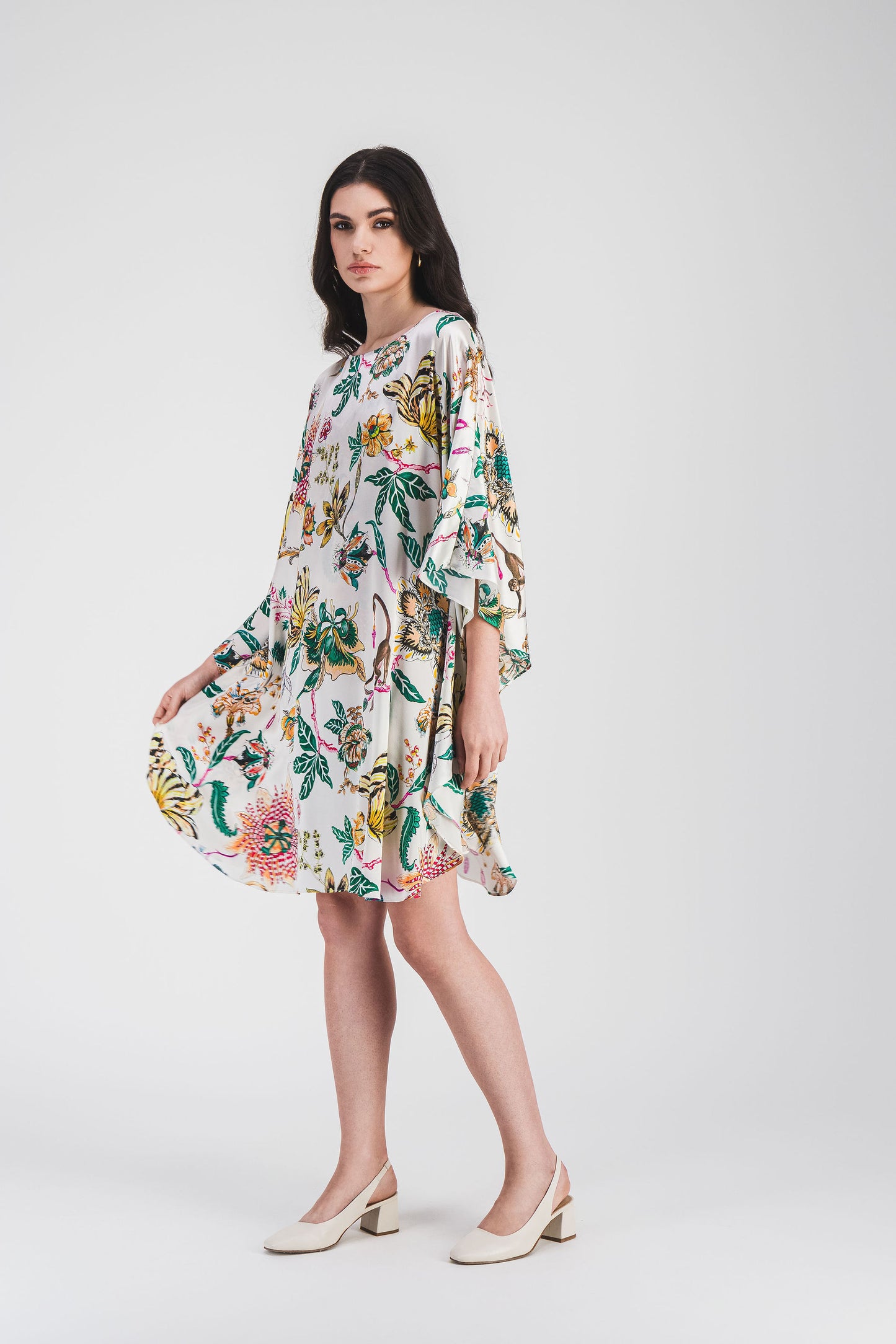 Imprimé jungle vibrant sur une robe fluide.