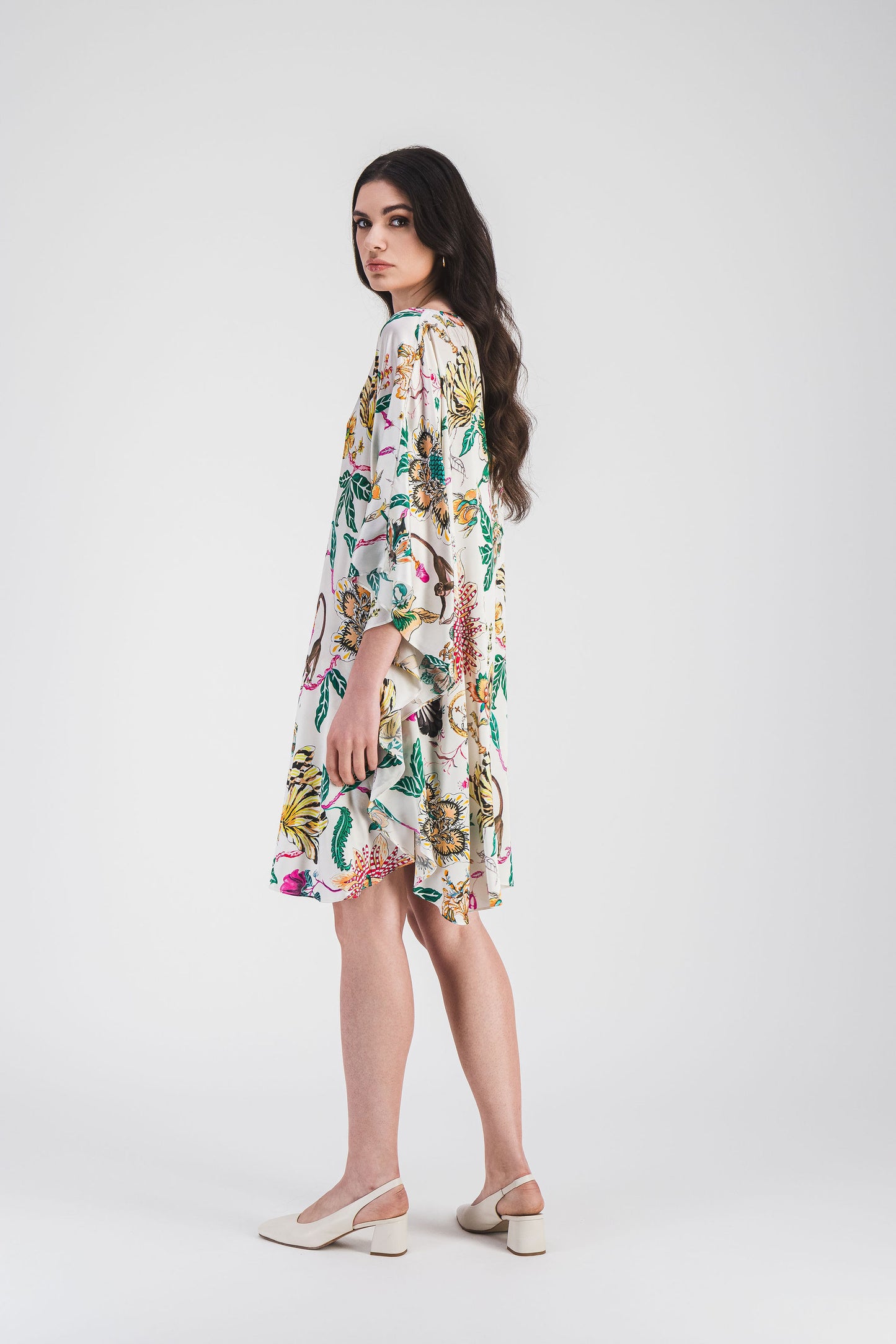 Robe d'été à imprimé jungle, avec une coupe ample et une encolure ronde .
