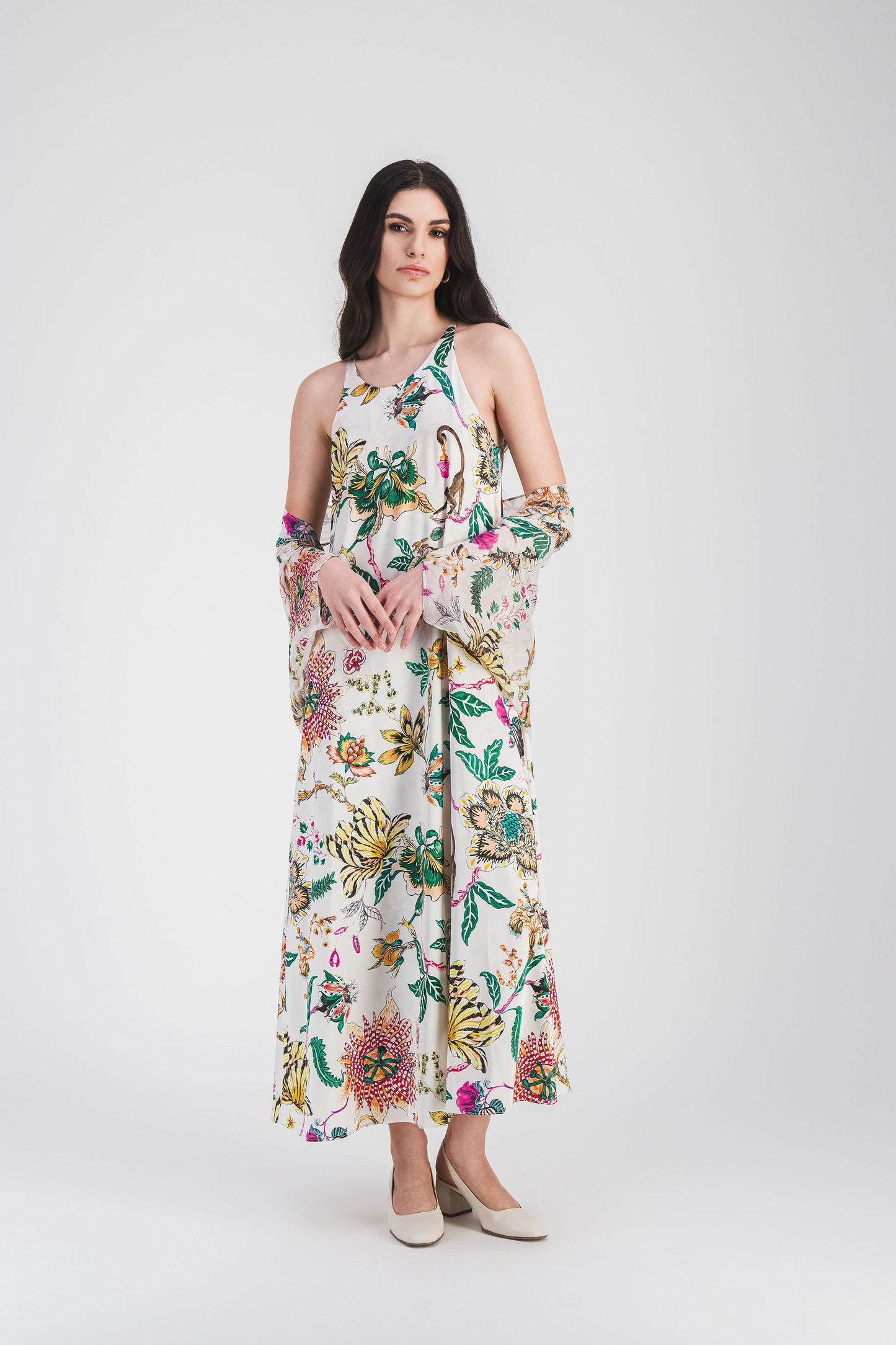 La robe fluide à imprimé floral vibrant et emmanchures américaines vous assure une allure sophistiquée et moderne.
