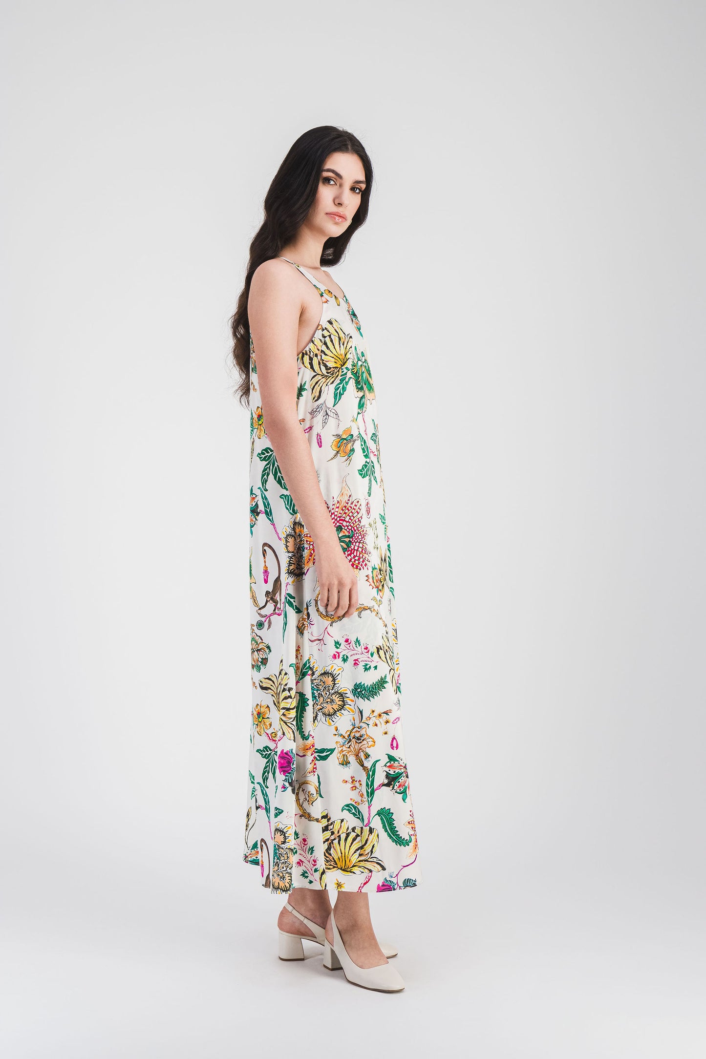 La robe à imprimé floral éclatant, avec ses emmanchures américaines et bouton au dos, vous donne une touche d’élégance subtile.