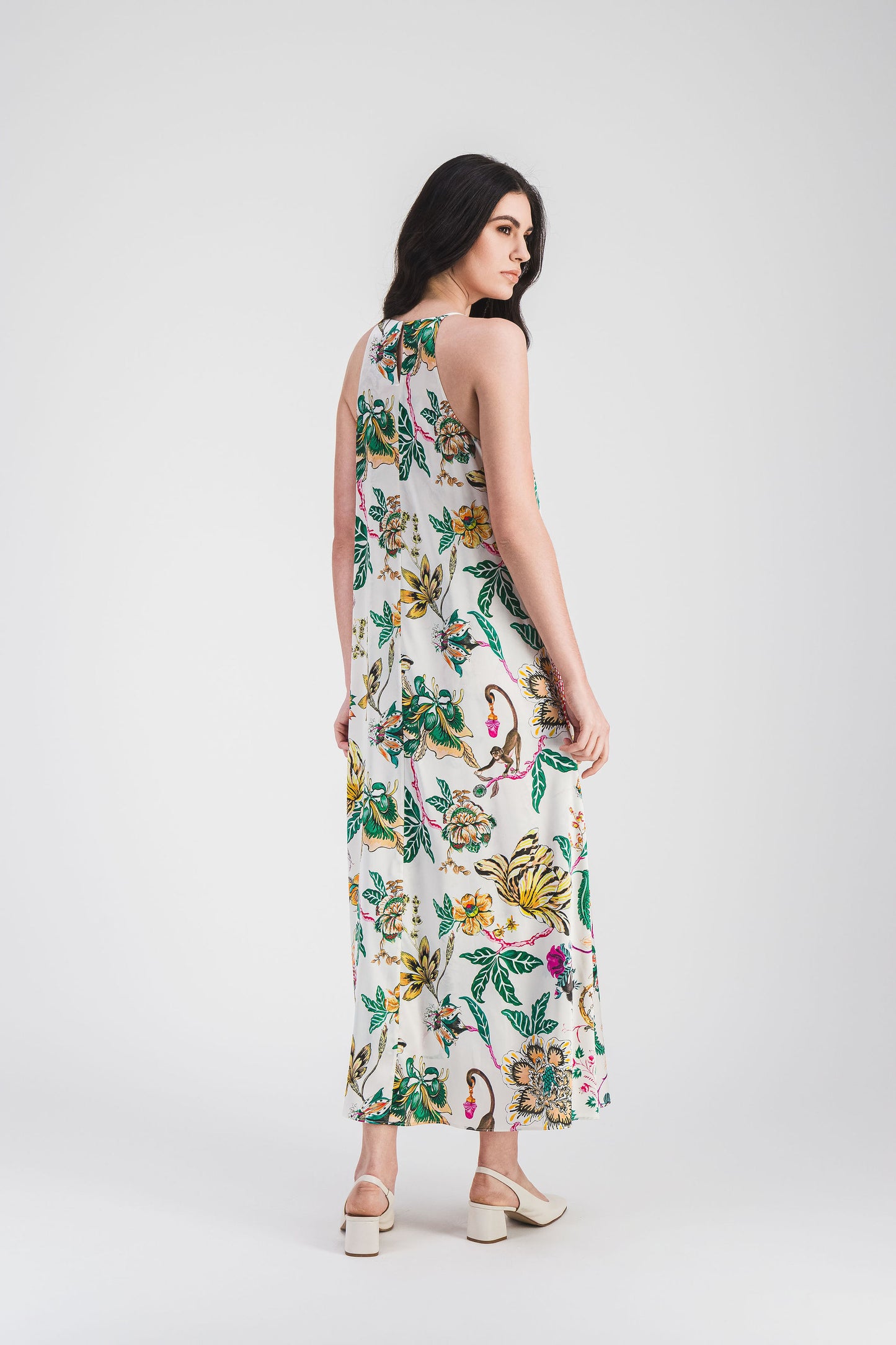 Une robe fluide, ornée d’un imprimé floral, apporte une élégance féminine grâce à ses emmanchures américaines.