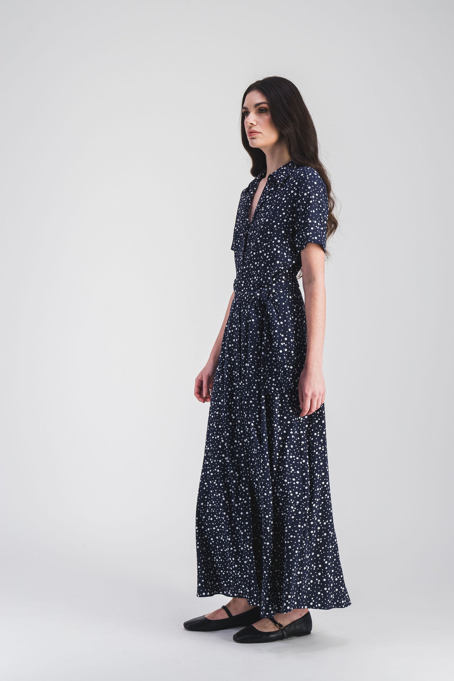 Robe chemise à pois marins avec ceinture ajustable, col chemise et coupe fluide, parfaite pour un look élégant et décontracté.