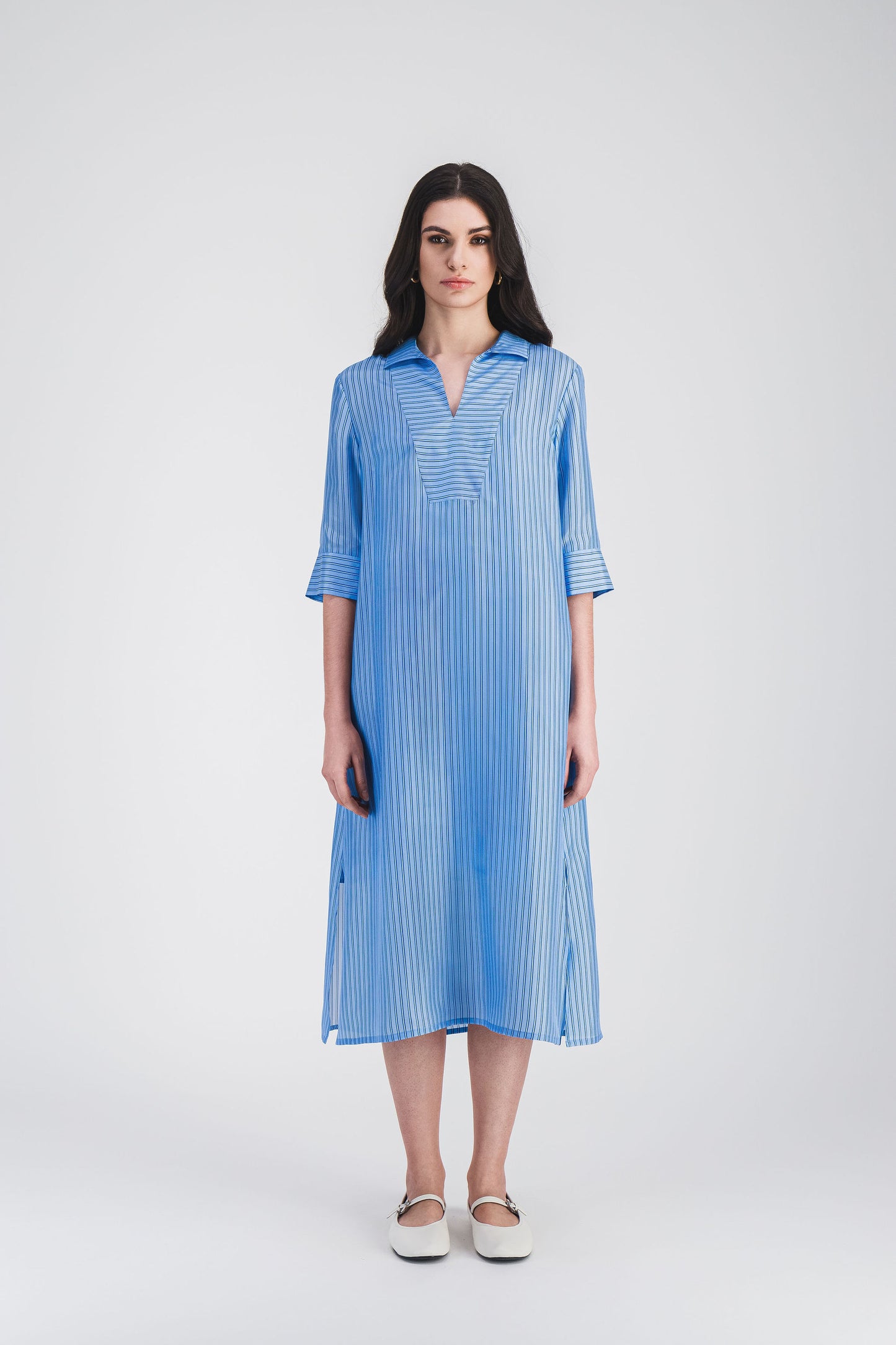 Robe midi rayée bleu denim, col tunique et manches longues, parfaite pour un look léger et raffiné en toute occasion.