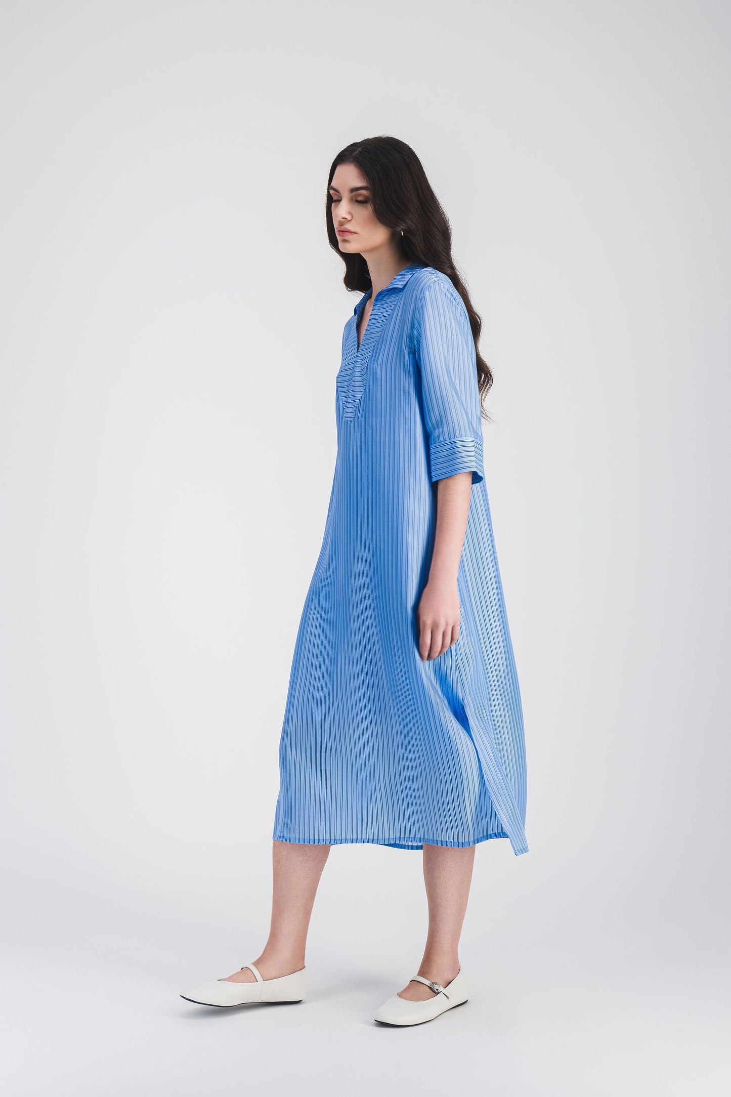 Robe midi fluide en habotai rayé bleu denim, col tunique et manches longues, idéale pour un style décontracté et raffiné.