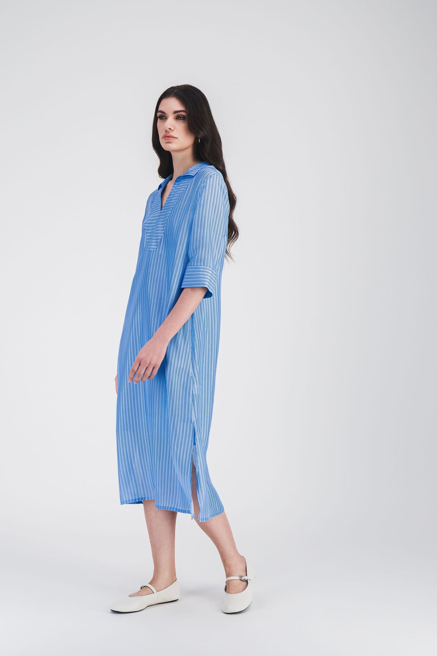 Élégante robe midi en habotai rayé bleu denim avec col tunique et manches longues, pour une silhouette fluide et estivale.