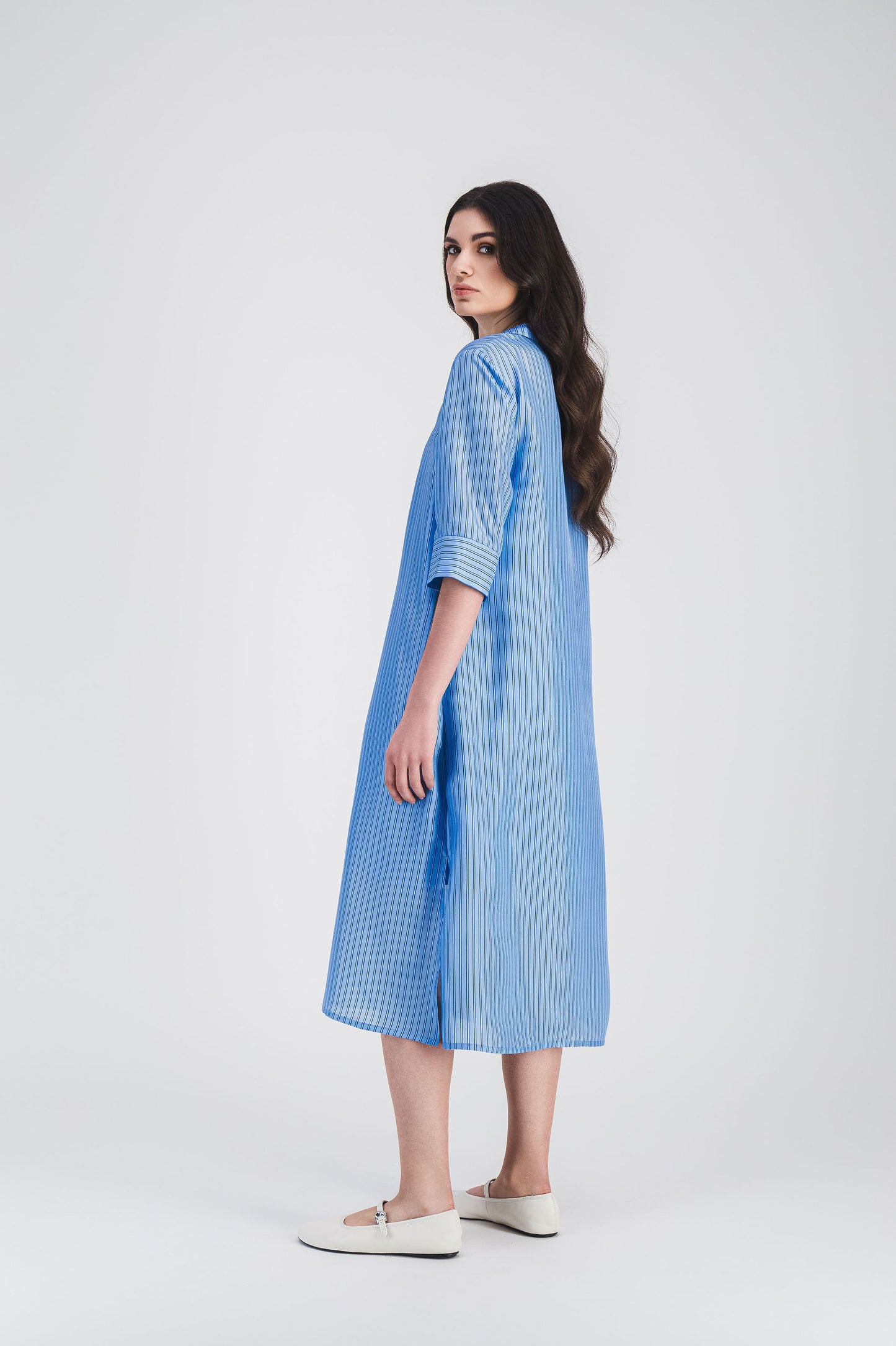 Robe midi fluide en habotai rayé bleu denim, col tunique et manches longues pour une allure chic et décontractée.